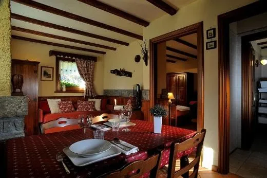 Dining area in Aparthotel Foyer d'antan SUITE con caminetto hammam o vasca idromassaggio