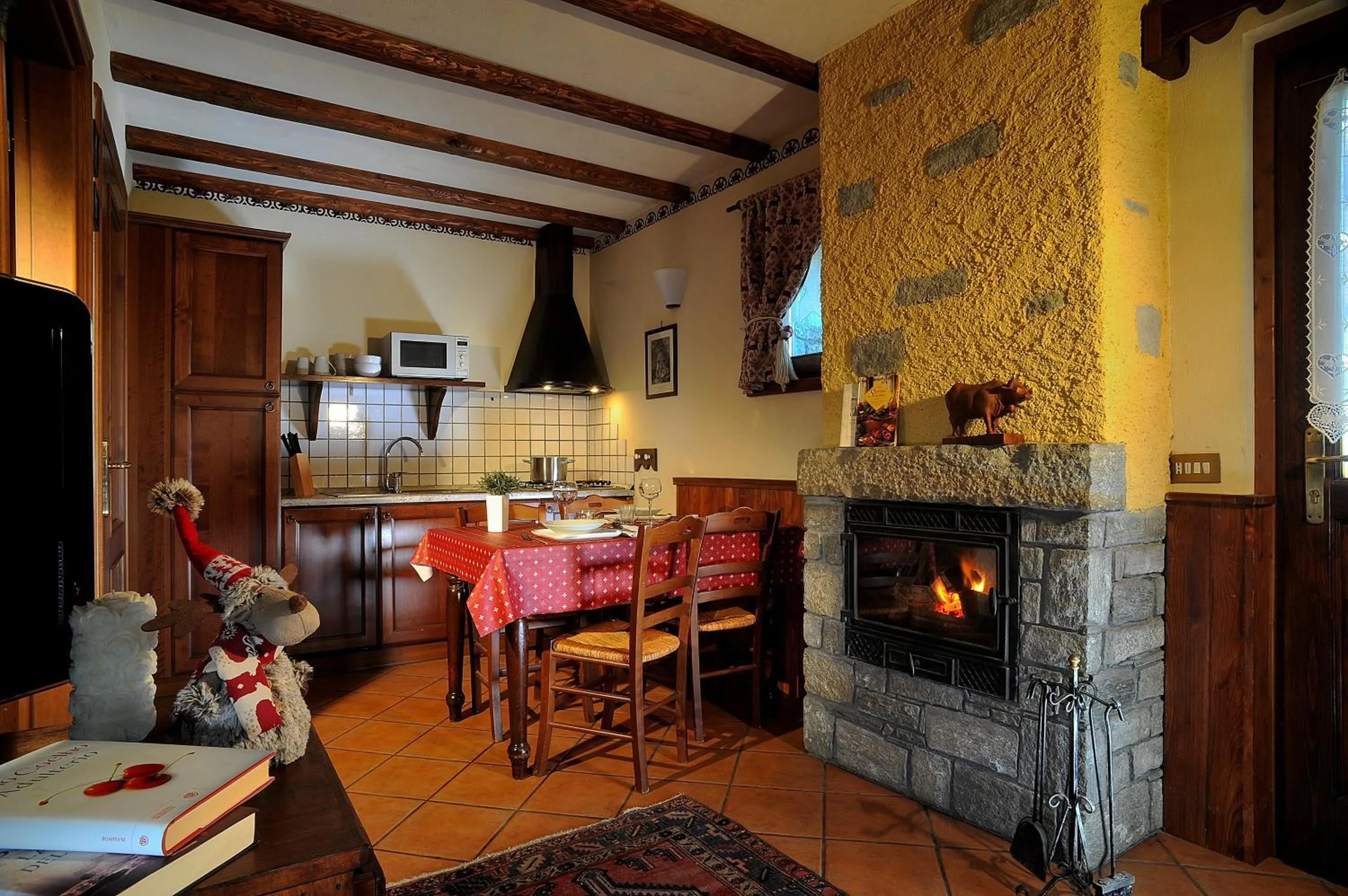 Kitchen or kitchenette in Aparthotel Foyer d'antan SUITE con caminetto hammam o vasca idromassaggio