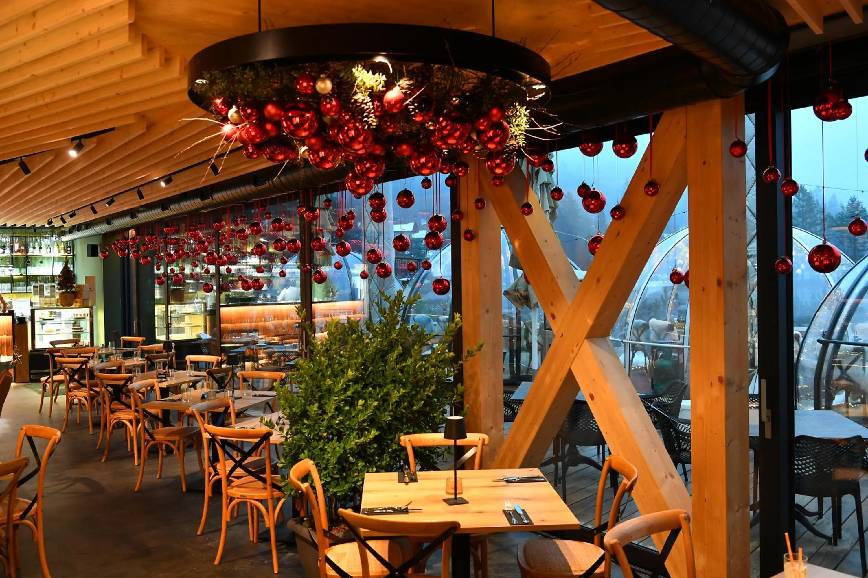 Restaurant/places to eat in JASNA NATUR Resort by the lake