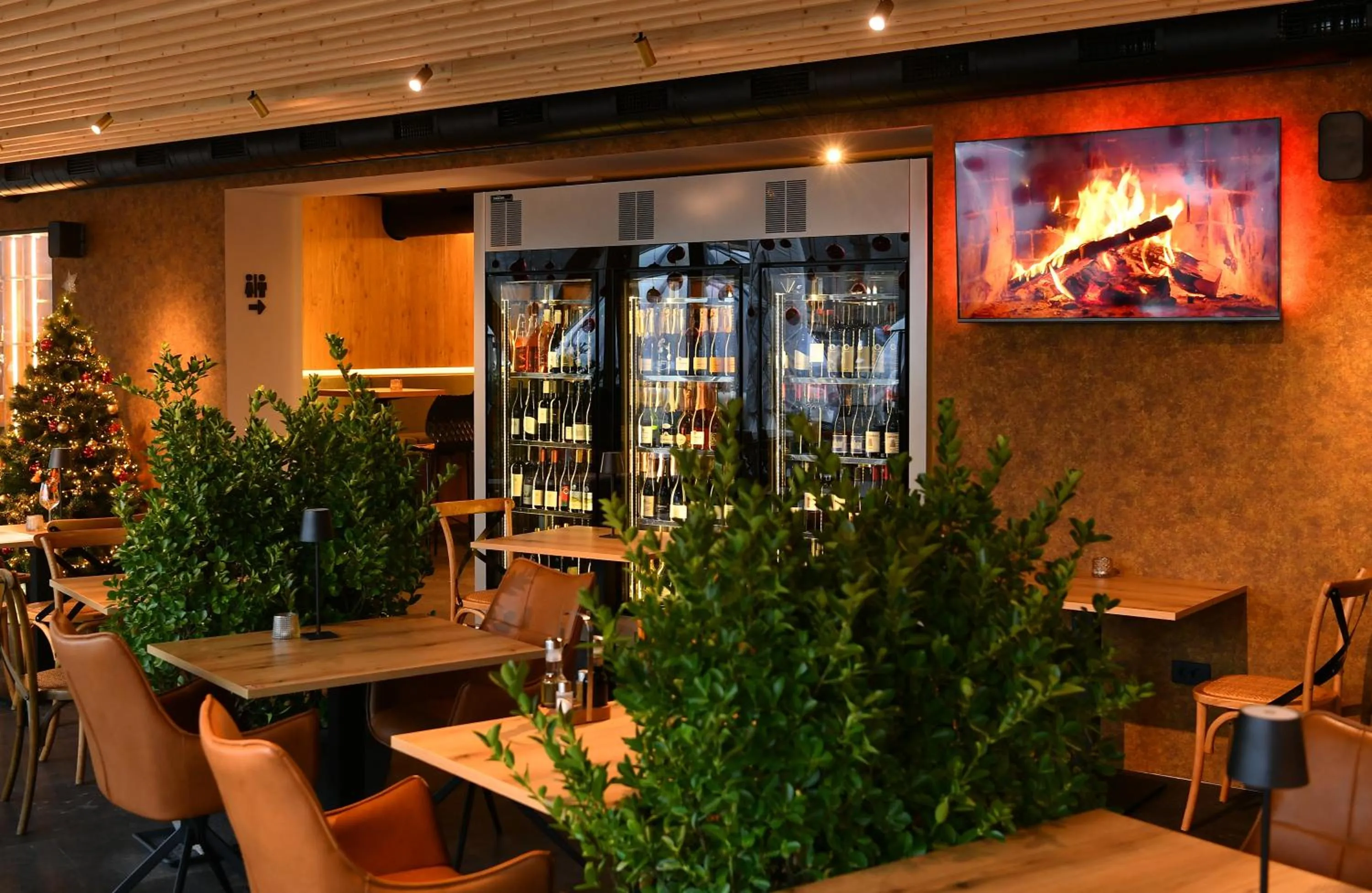 Restaurant/places to eat in JASNA NATUR Resort by the lake