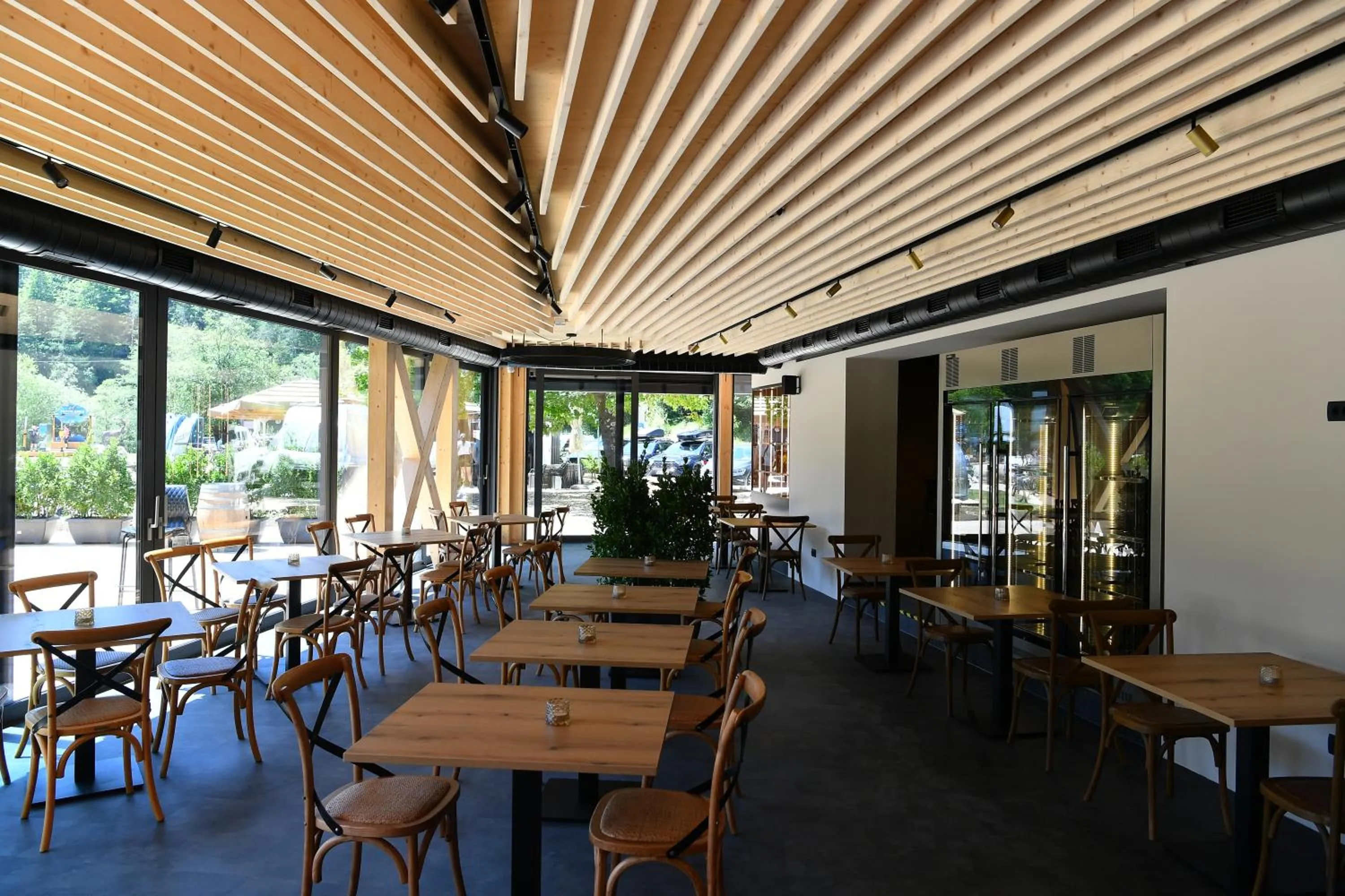 Restaurant/places to eat in JASNA NATUR Resort by the lake