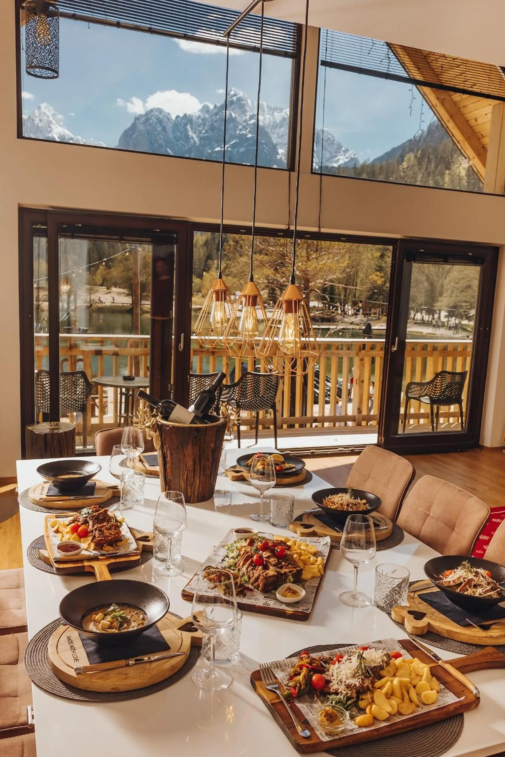 Restaurant/places to eat in JASNA NATUR Resort by the lake