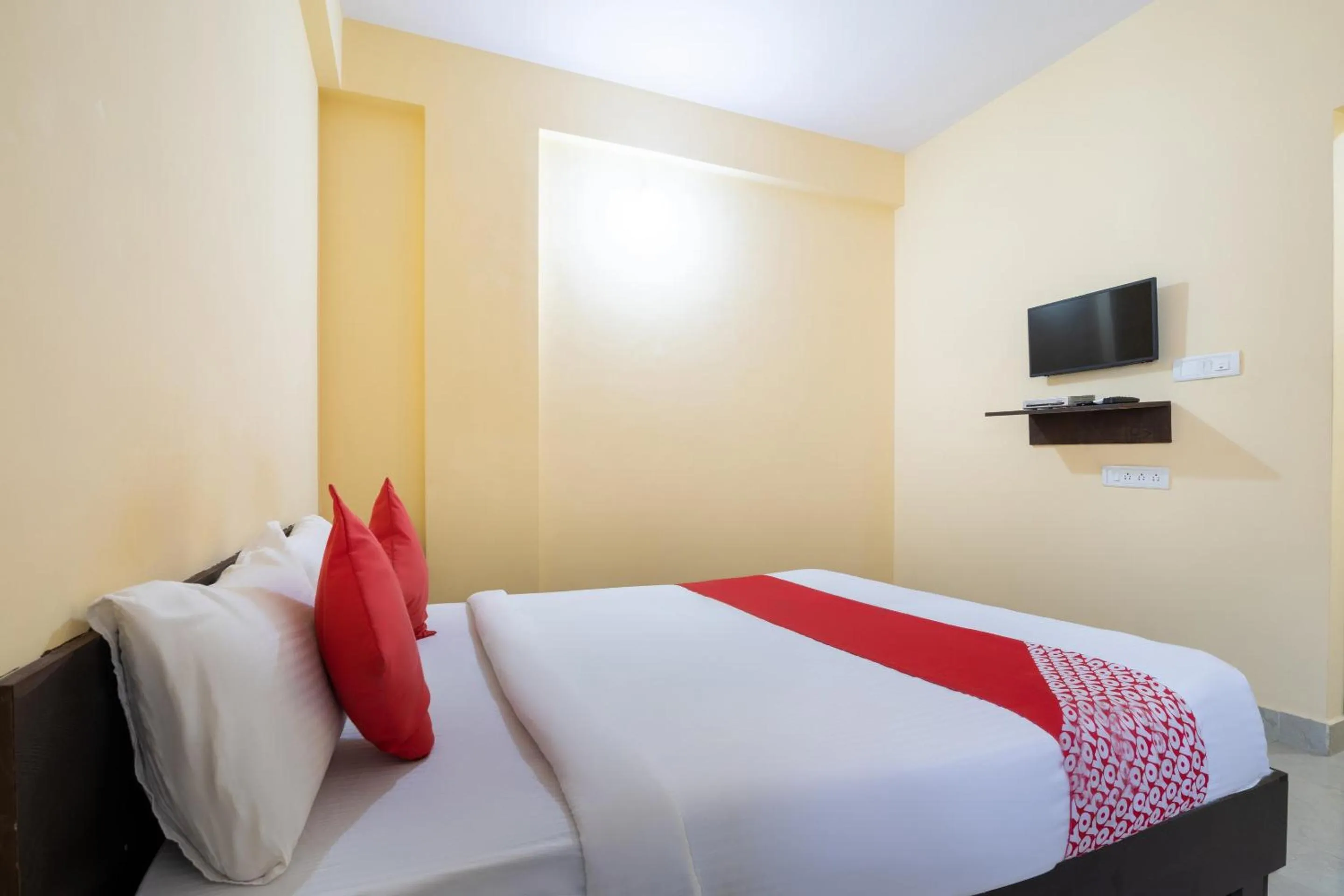 Facade/entrance, Bed in Hotel O Ashrey Comforts