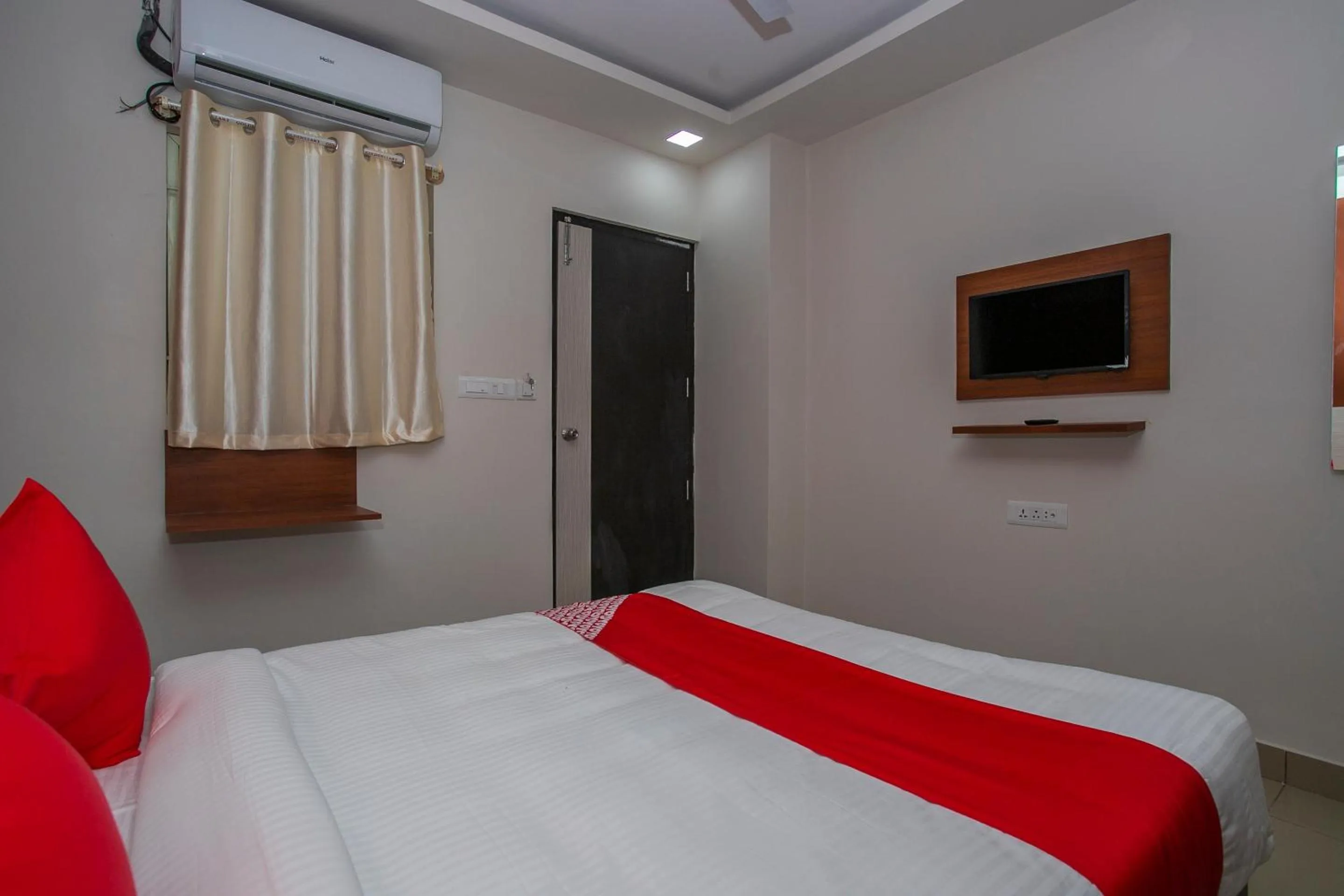 Bedroom, Bed in Hotel O Varcity Phi Premium Pavilion ,Above HDFC Bank ,Near Anjaneya Temple Madiwala, Hosur Main r