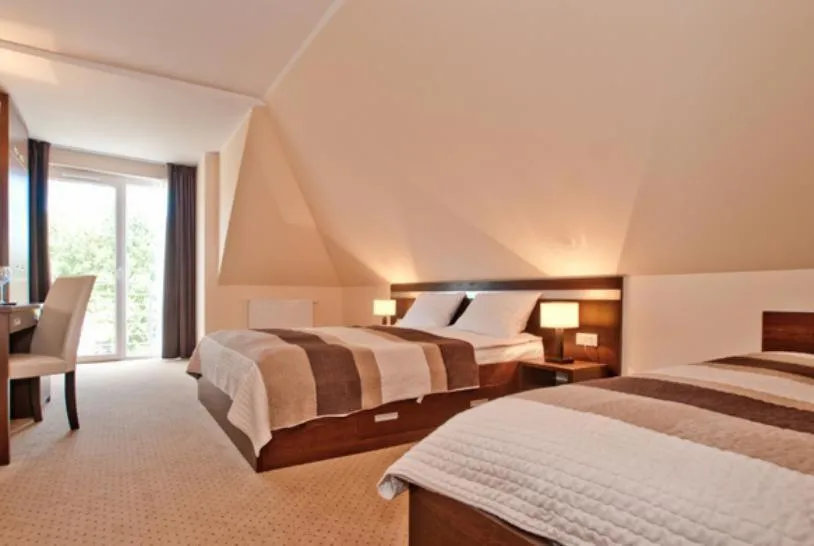 Bedroom, Bed in Americano
