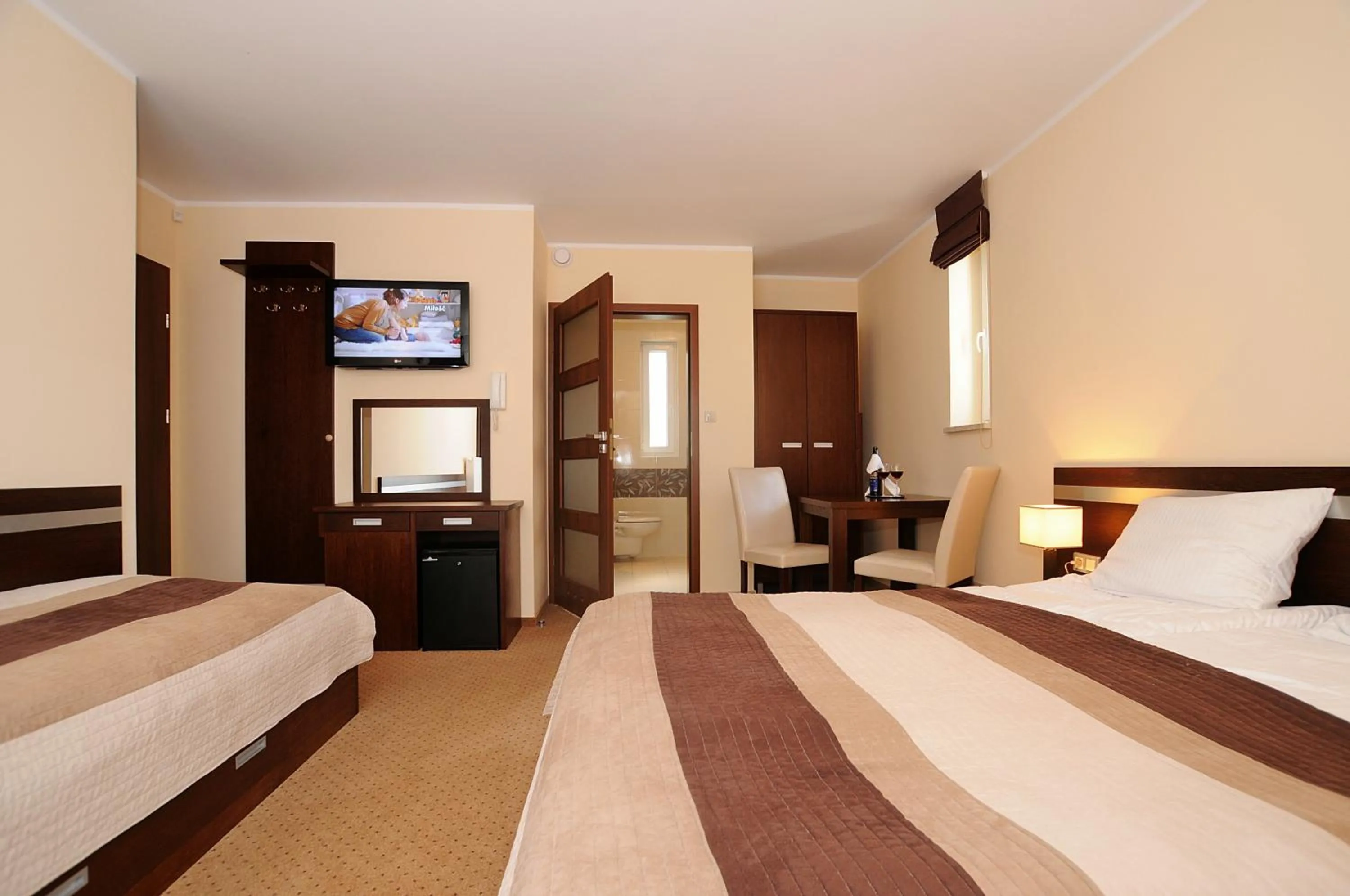Bedroom, Bed in Americano