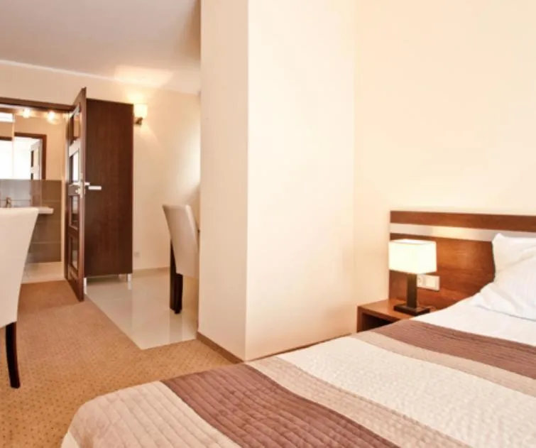 Bedroom, Bed in Americano