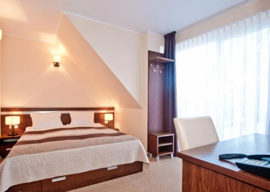 Bedroom, Bed in Americano