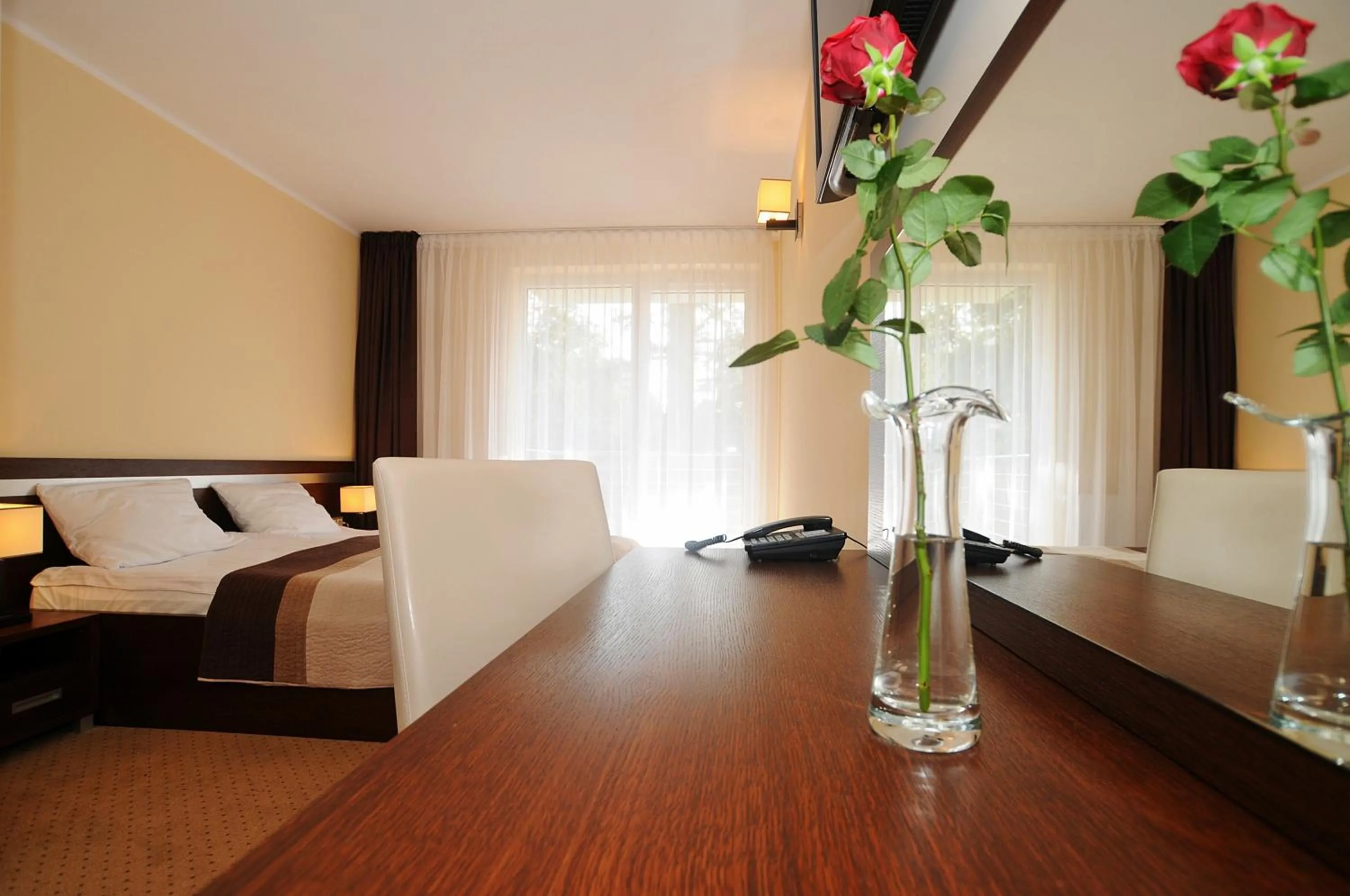 Bedroom, Bed in Americano