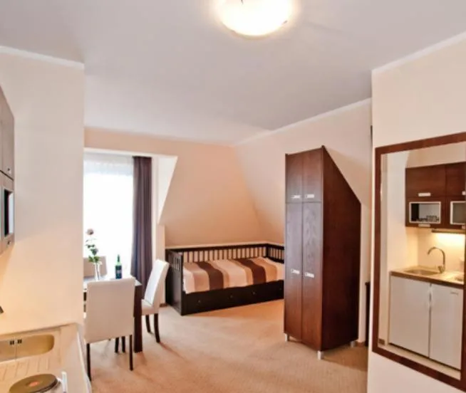 Bedroom, Bed in Americano