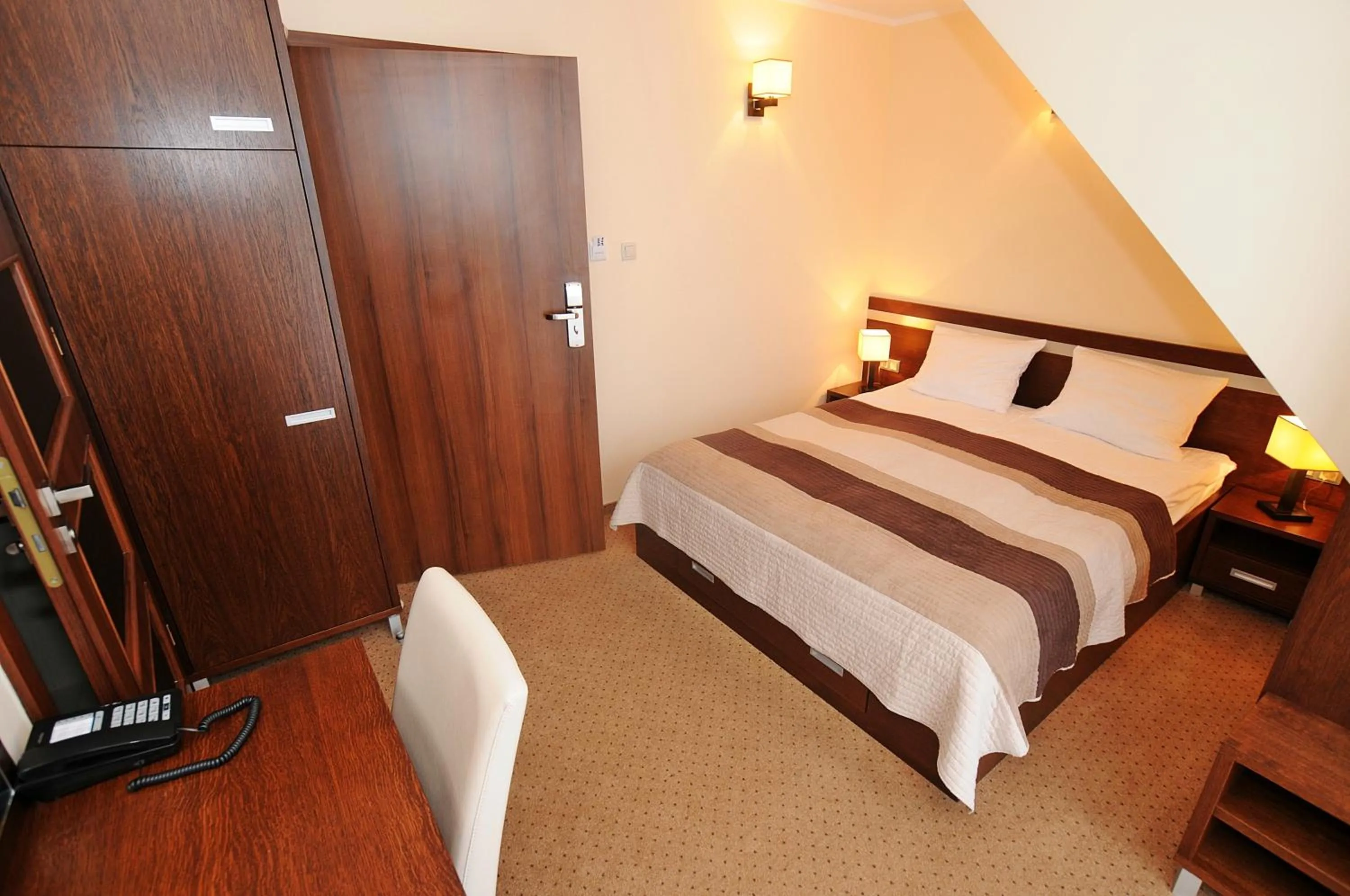 Bedroom, Bed in Americano