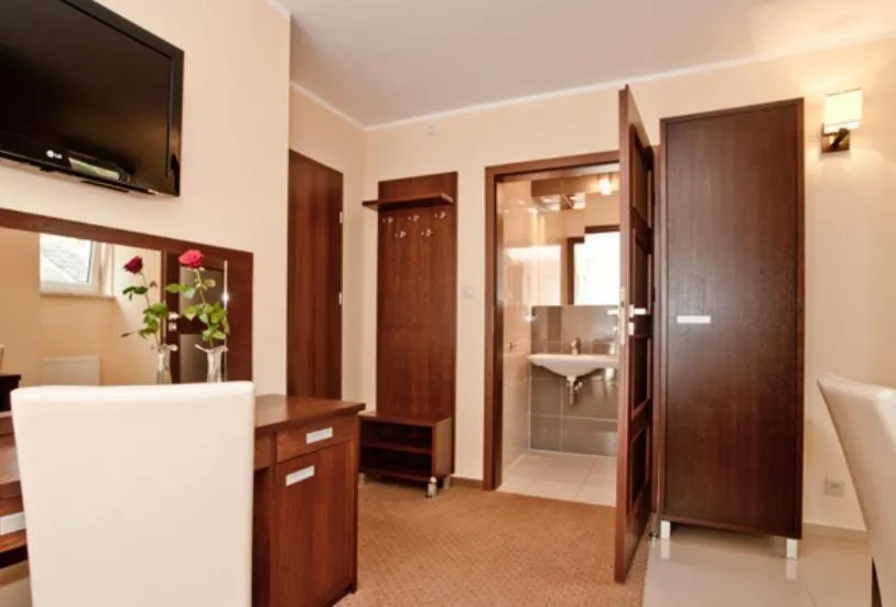 Bedroom, Bed in Americano