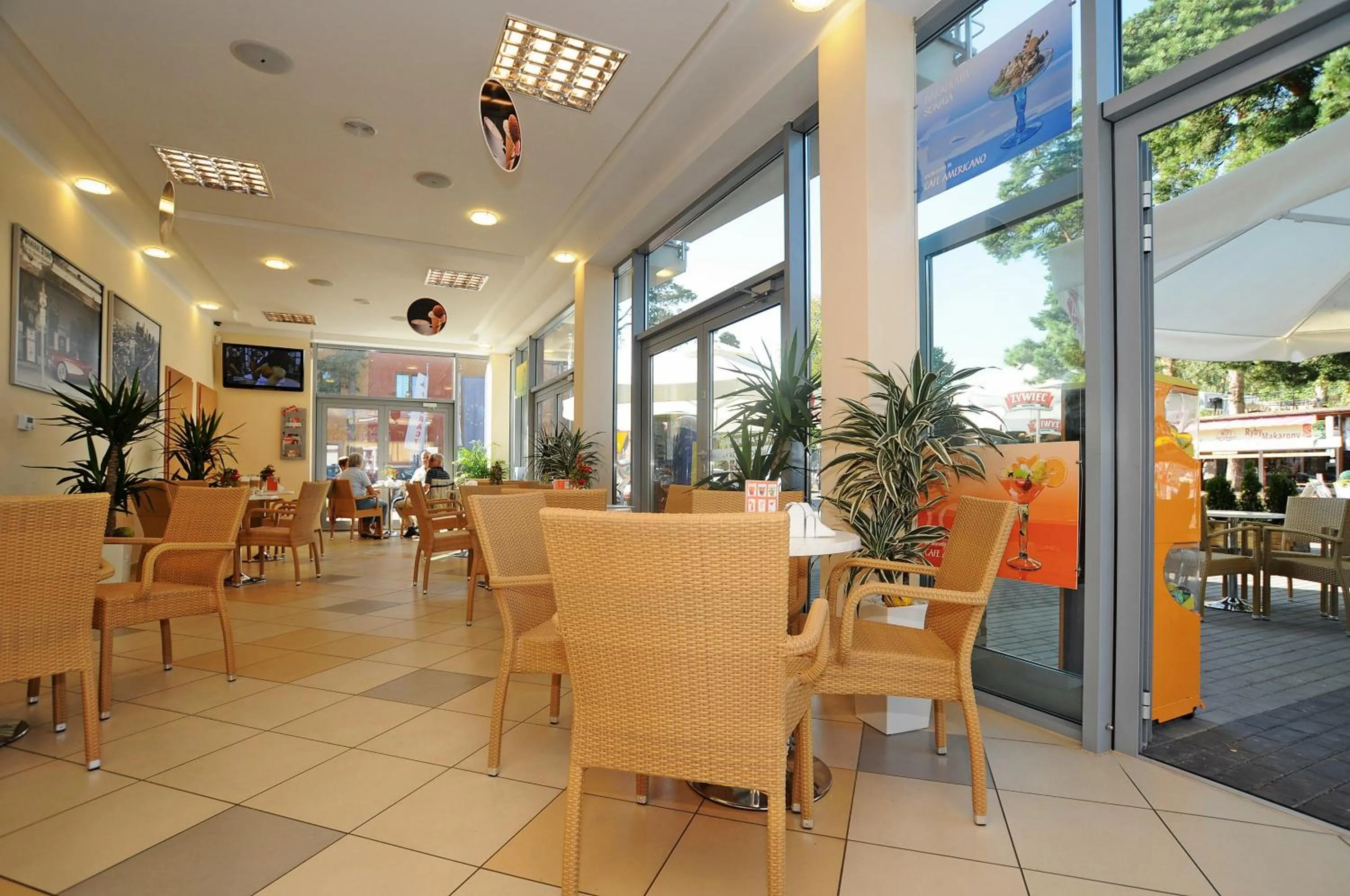 Restaurant/places to eat in Americano