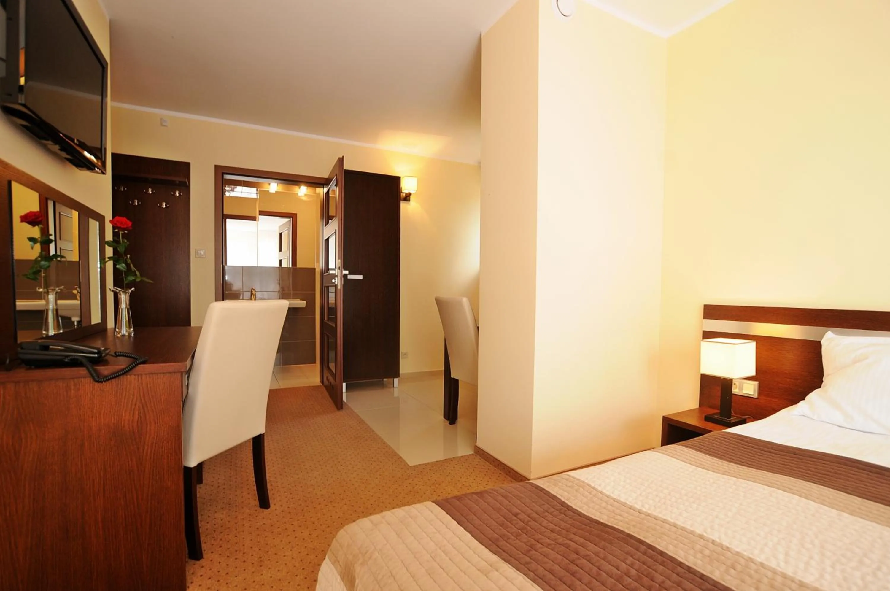 Bedroom, Bed in Americano