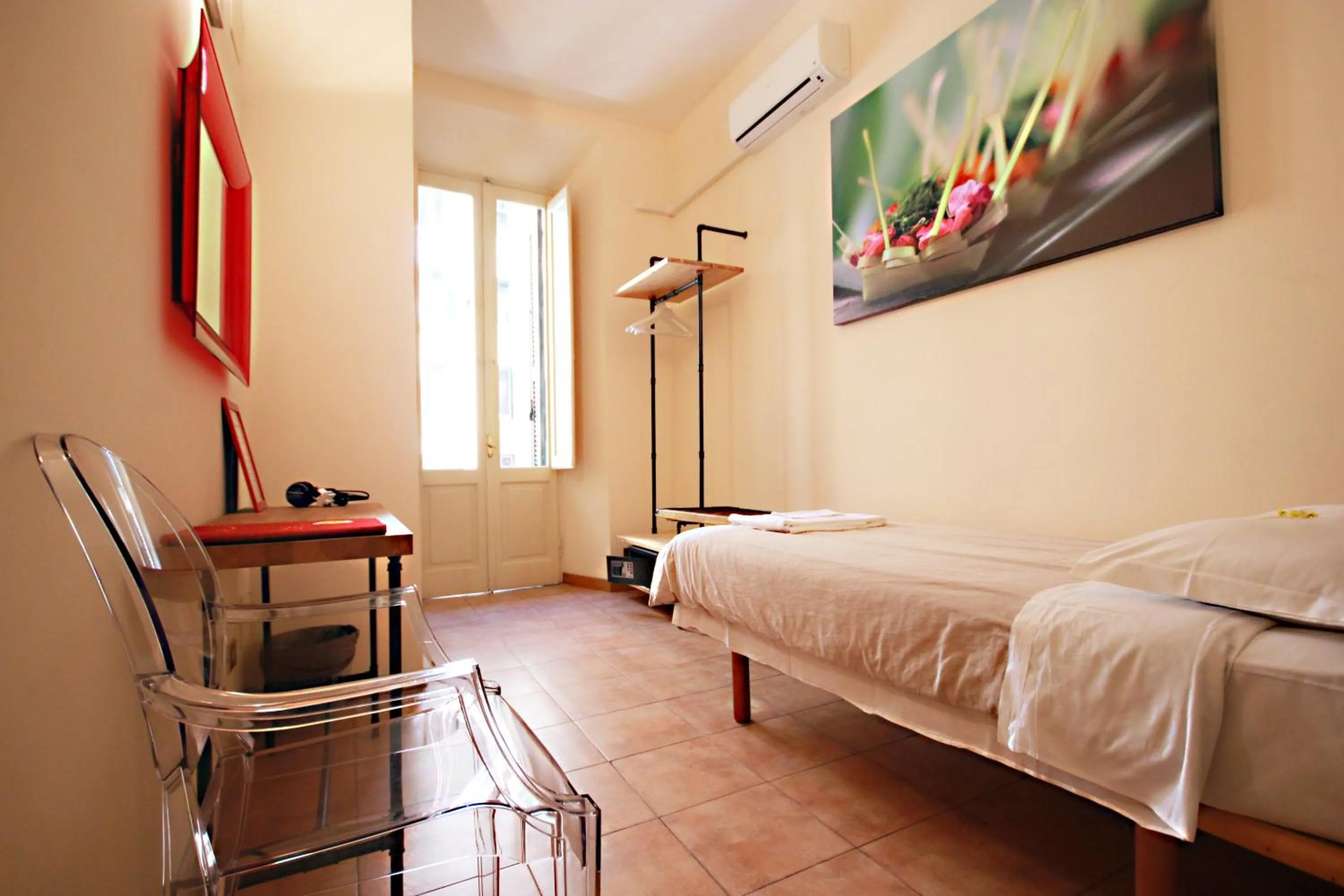 Photo of the whole room, Bed in The Beehive Hostel