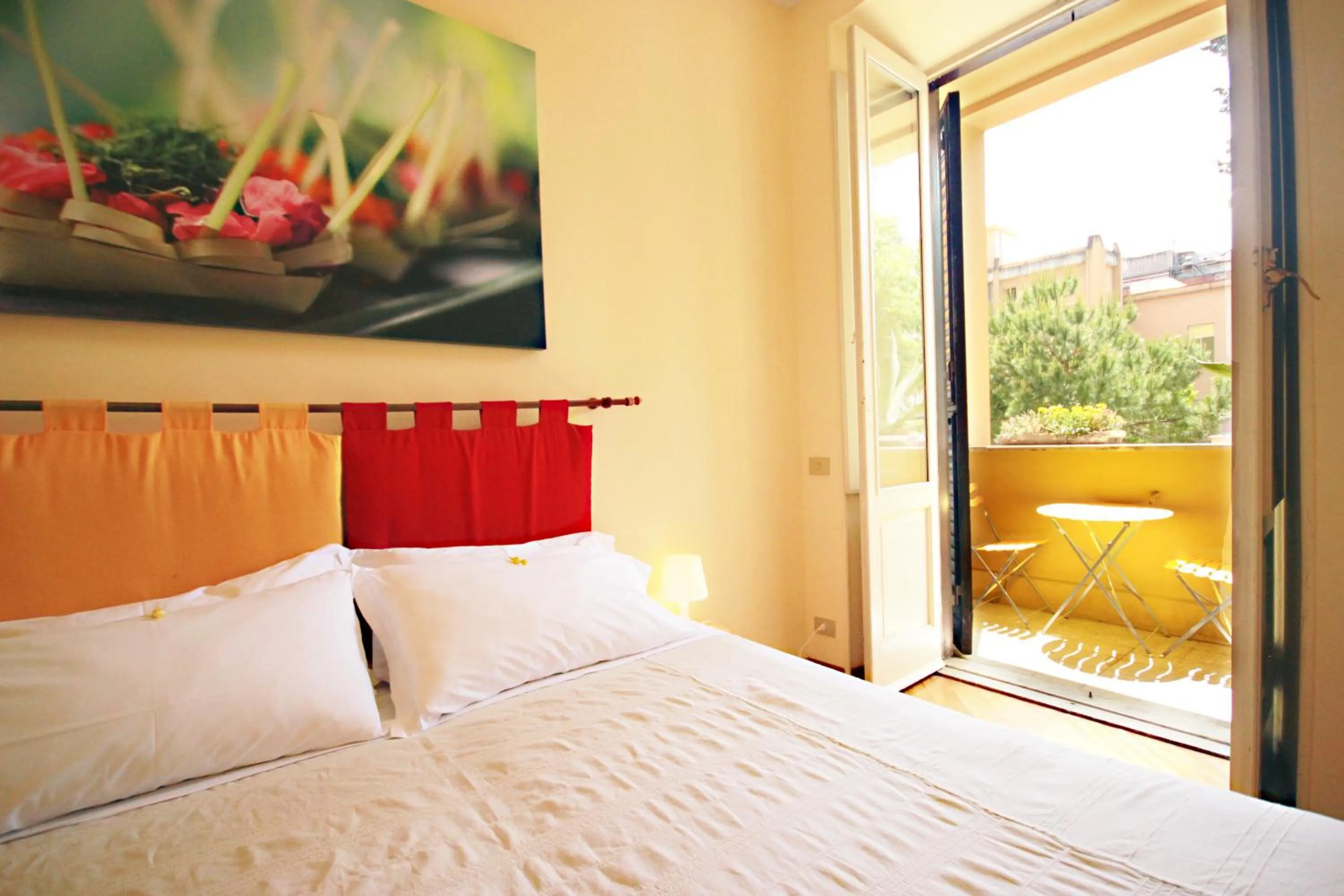 Balcony/Terrace, Bed in The Beehive Hostel