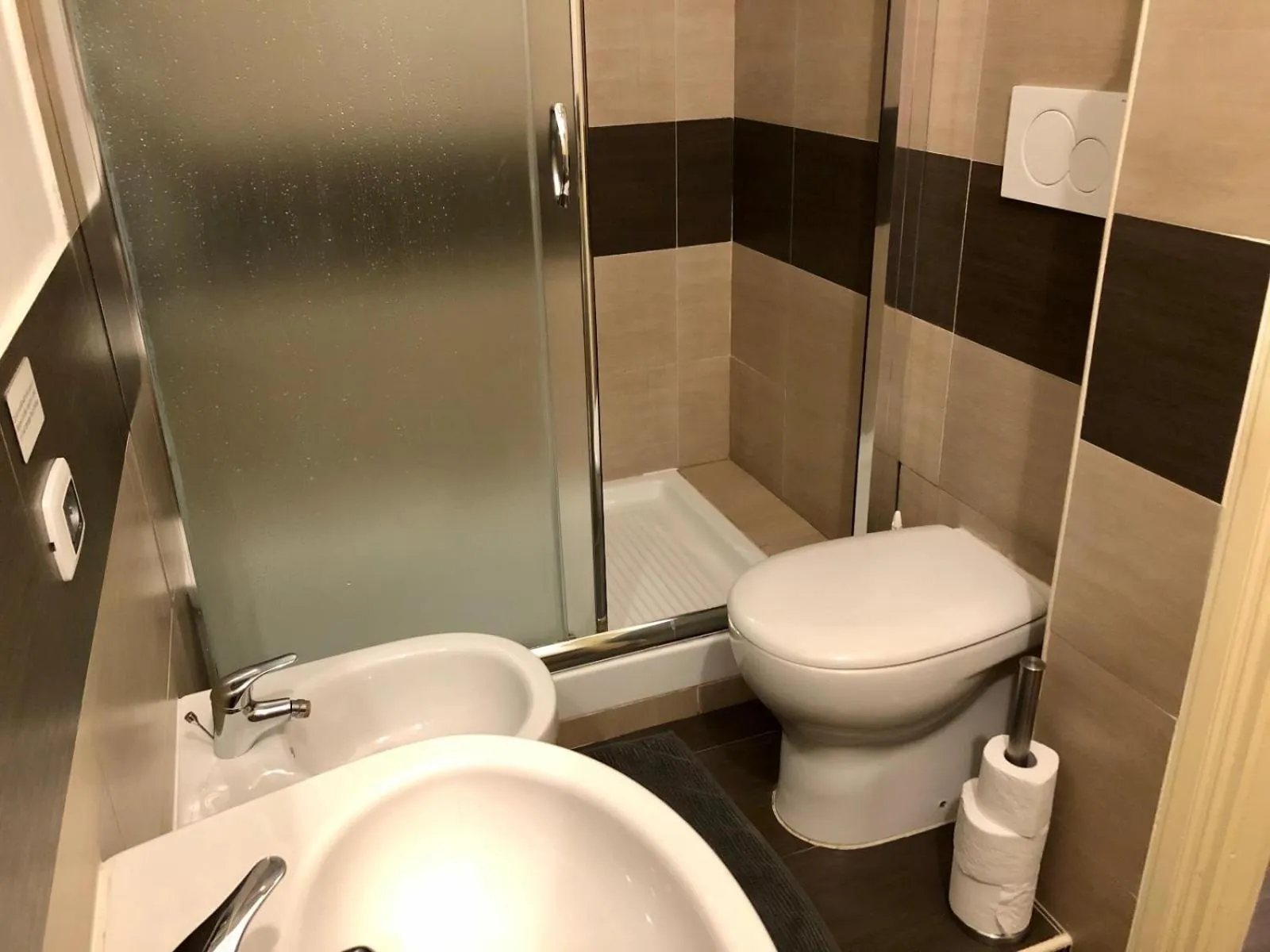 Bathroom in The Beehive Hostel