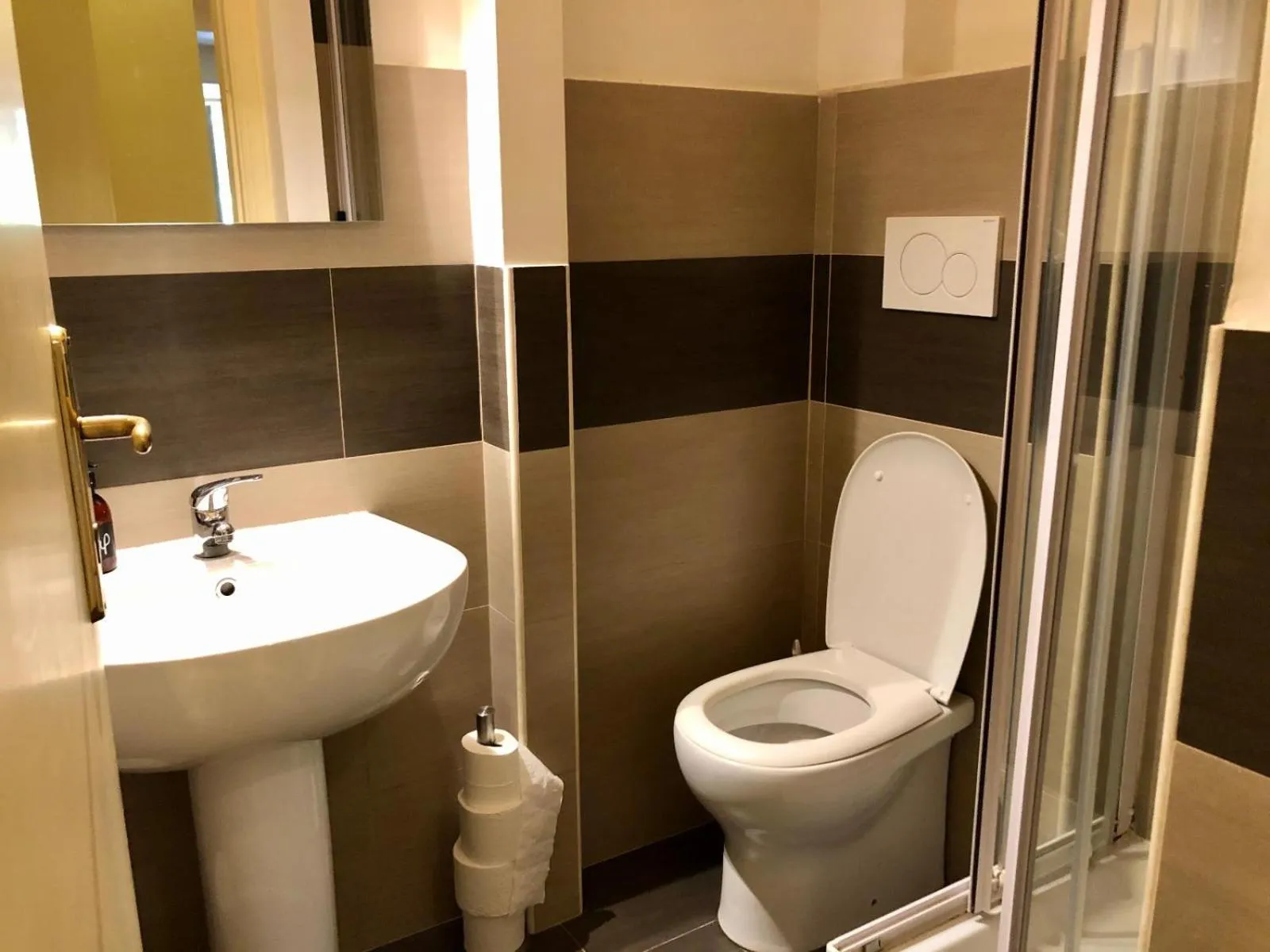 Bathroom in The Beehive Hostel