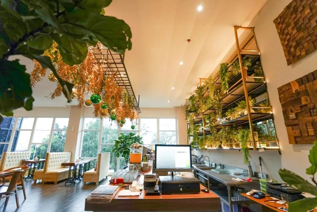 Restaurant/places to eat in Deli Hotel