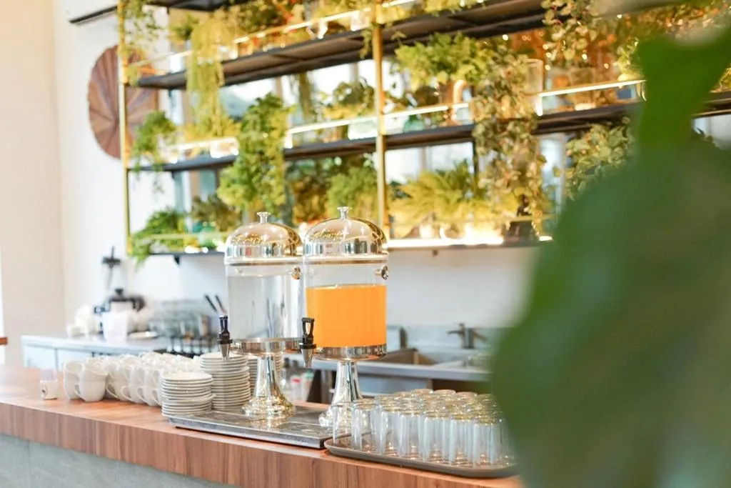 Restaurant/places to eat in Deli Hotel