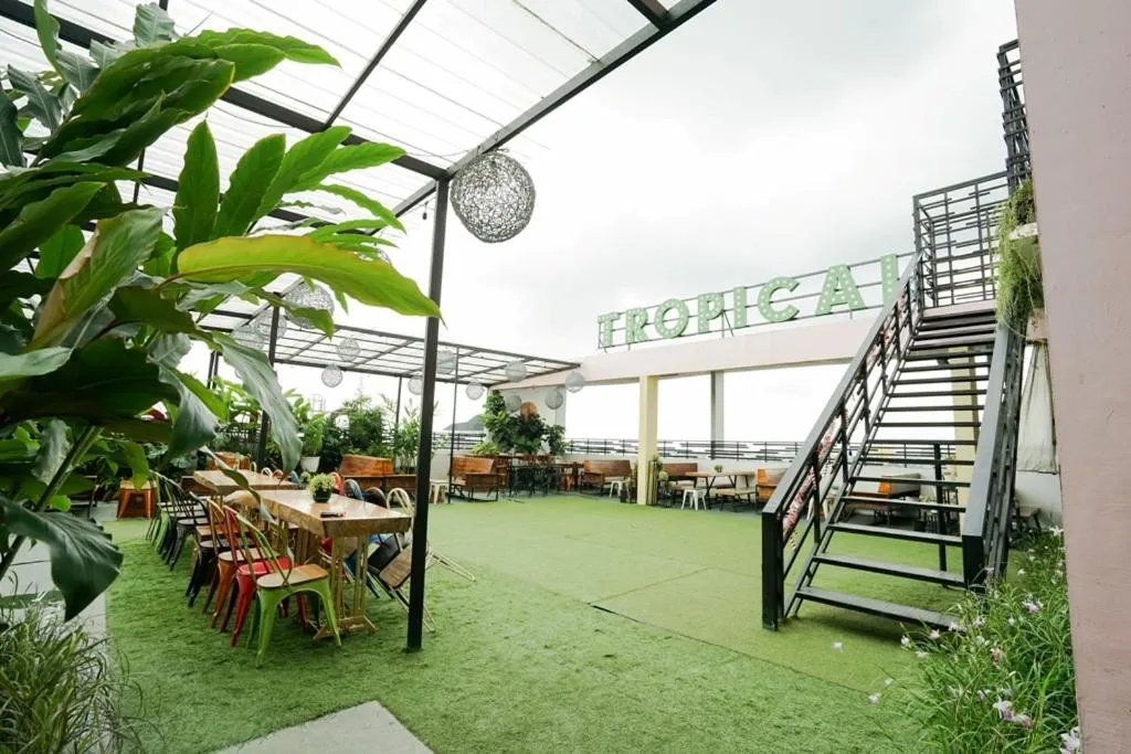 Restaurant/places to eat in Deli Hotel