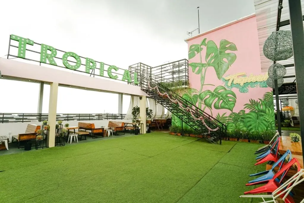 Restaurant/places to eat in Deli Hotel