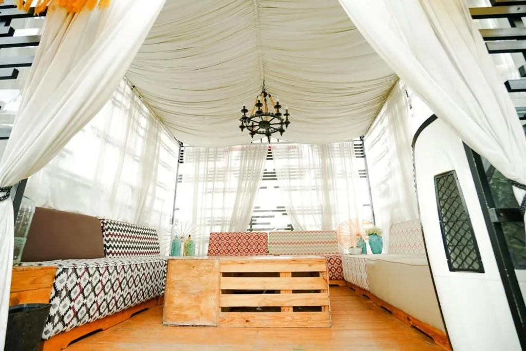 Restaurant/places to eat in Deli Hotel