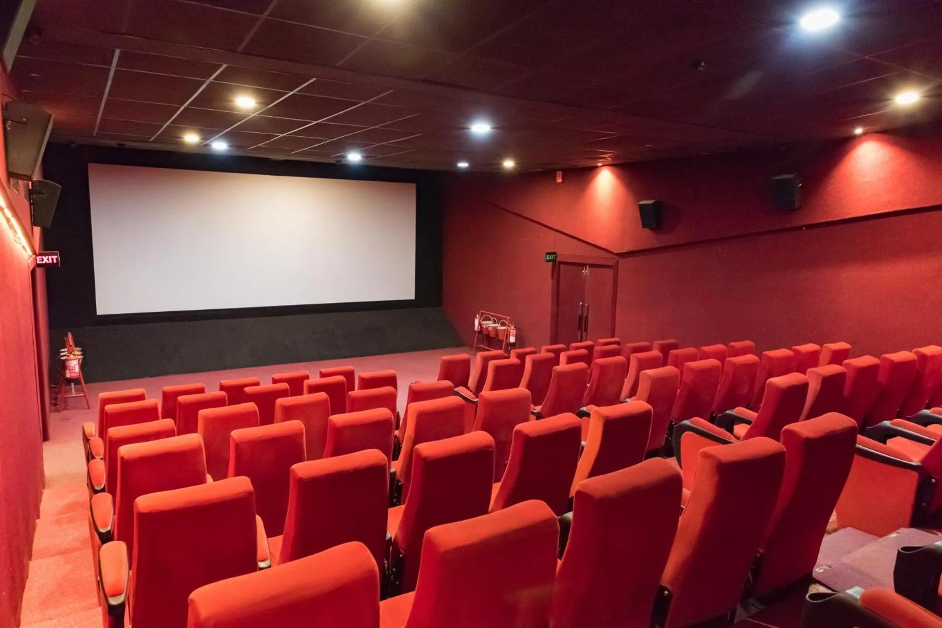 Communal lounge/ TV room in Hotel Drishti,Bhopal
