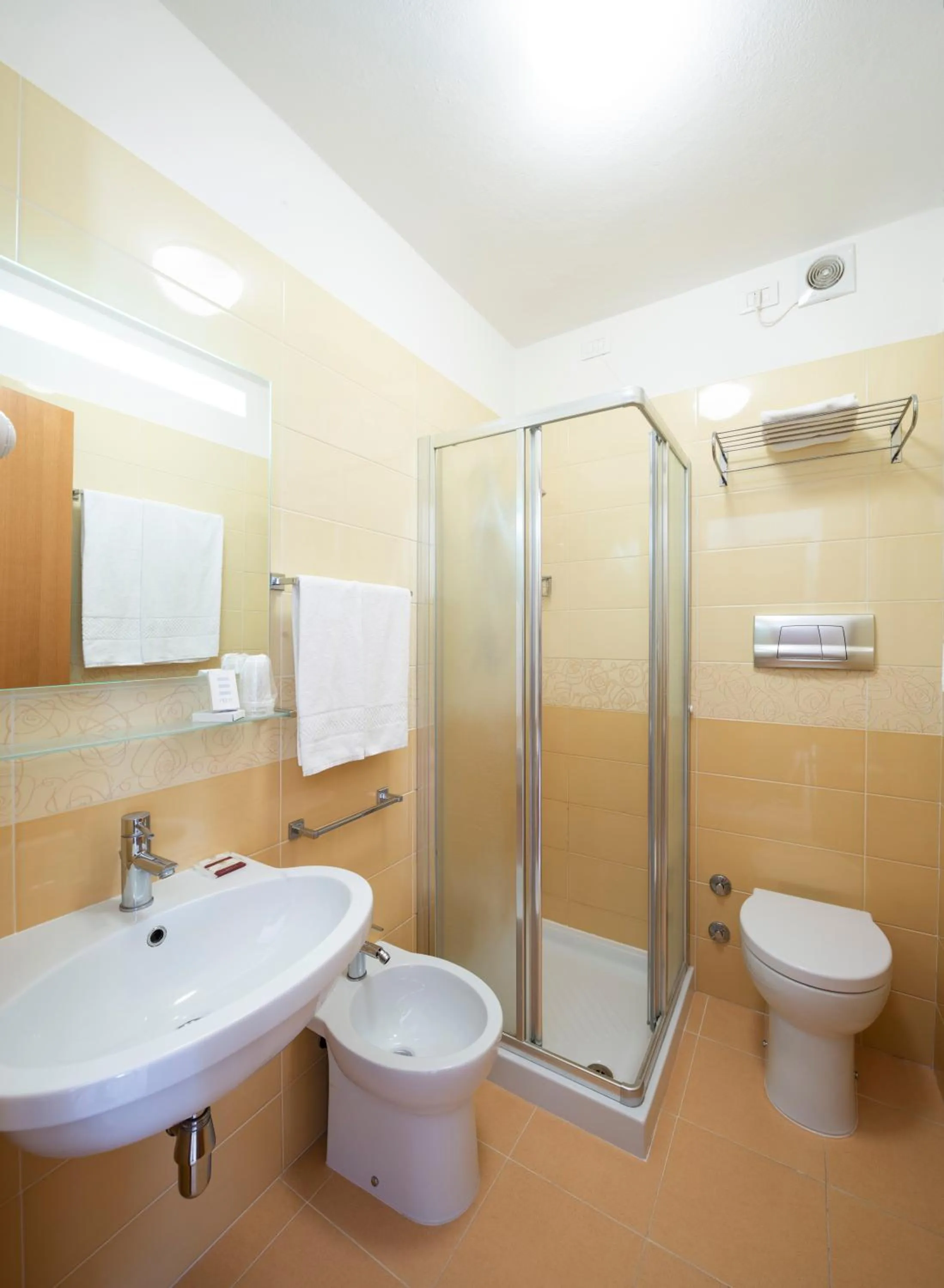 Shower in Hotel Columbus