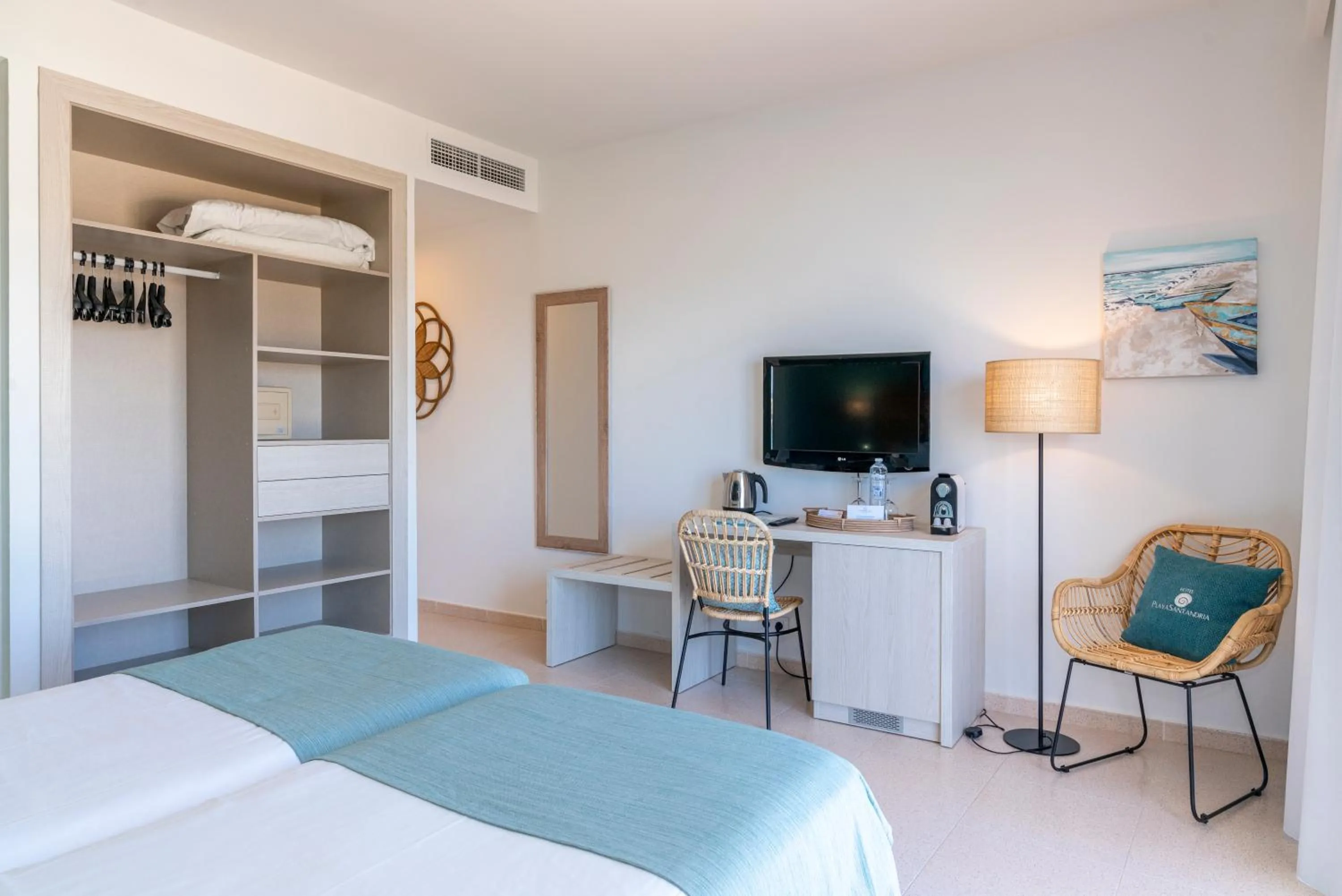 hair dresser, Bed in Hotel Playa Santandria Adults Only