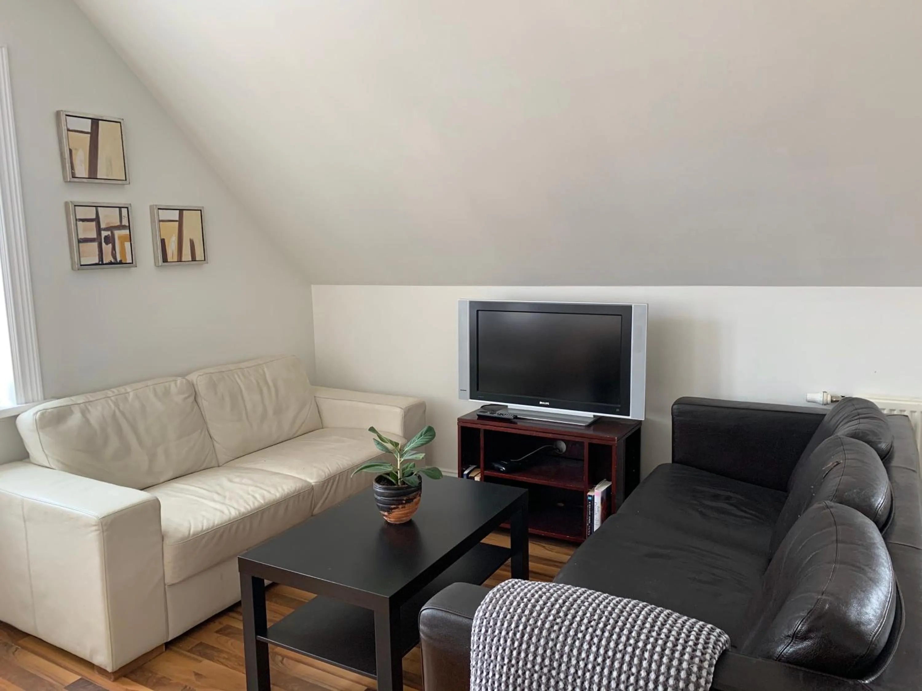 Communal lounge/ TV room in Mánagisting Guesthouse