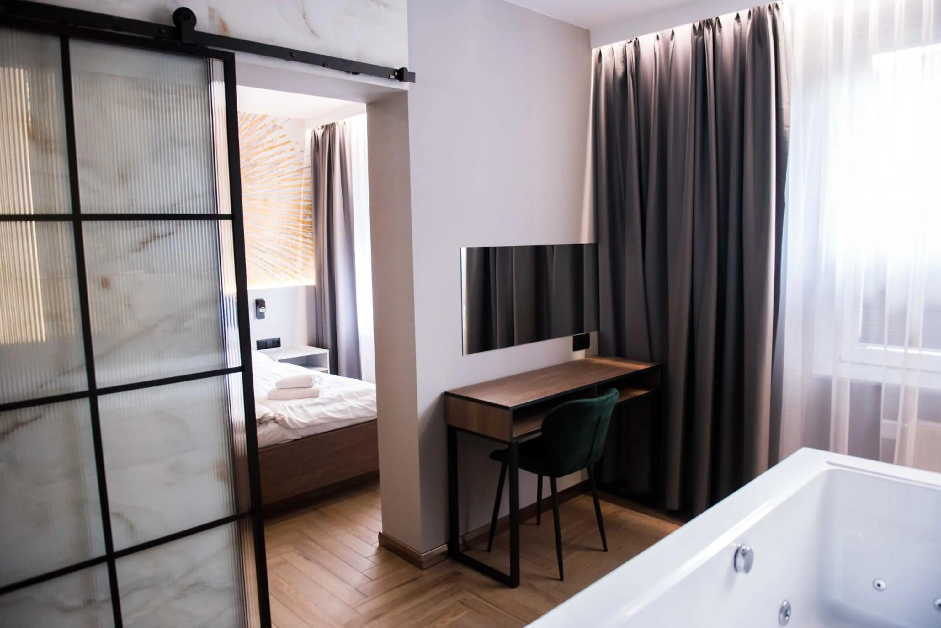 Hot Tub, Bed in Hotel Paradiso