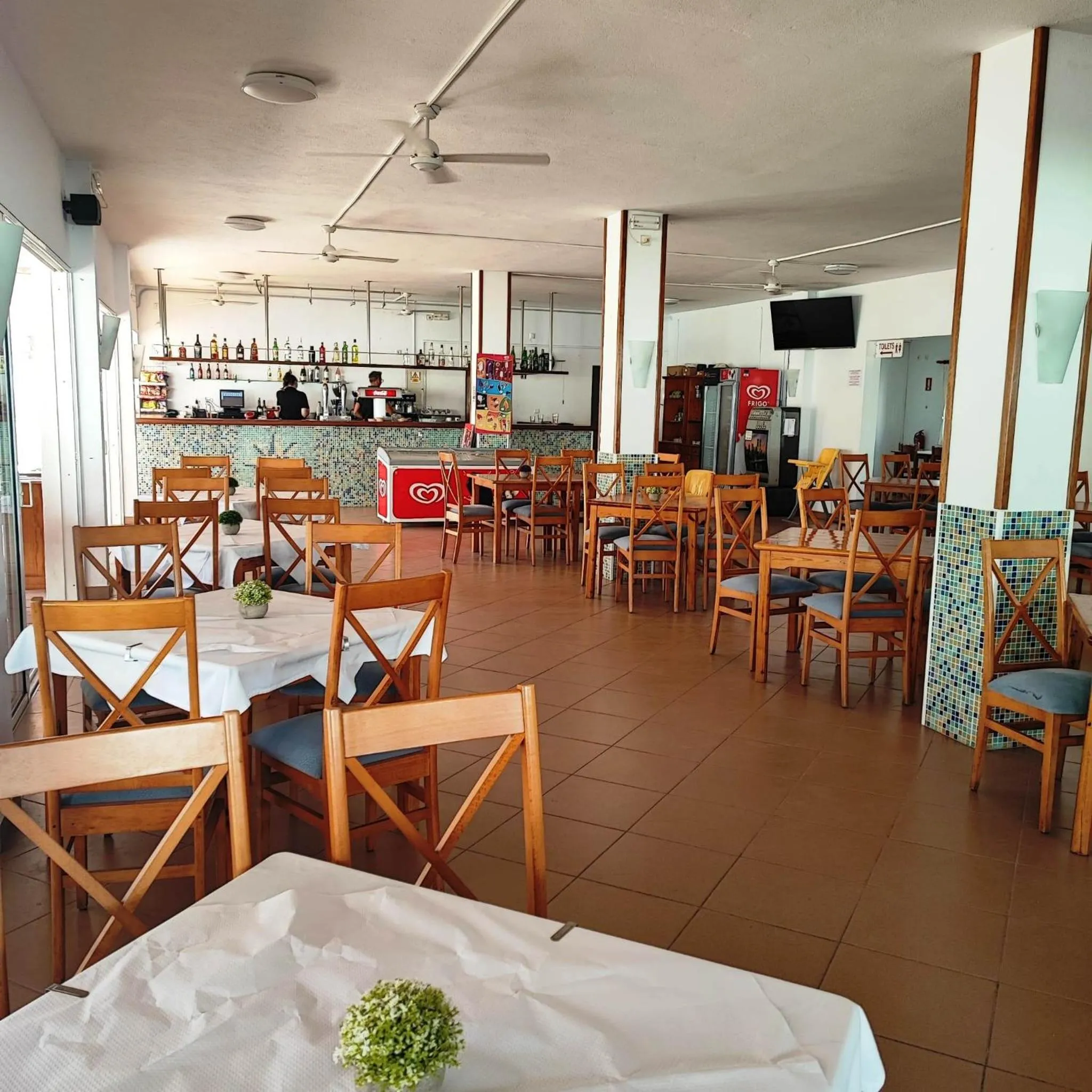 Restaurant/places to eat in Apartamentos Vista Blanes