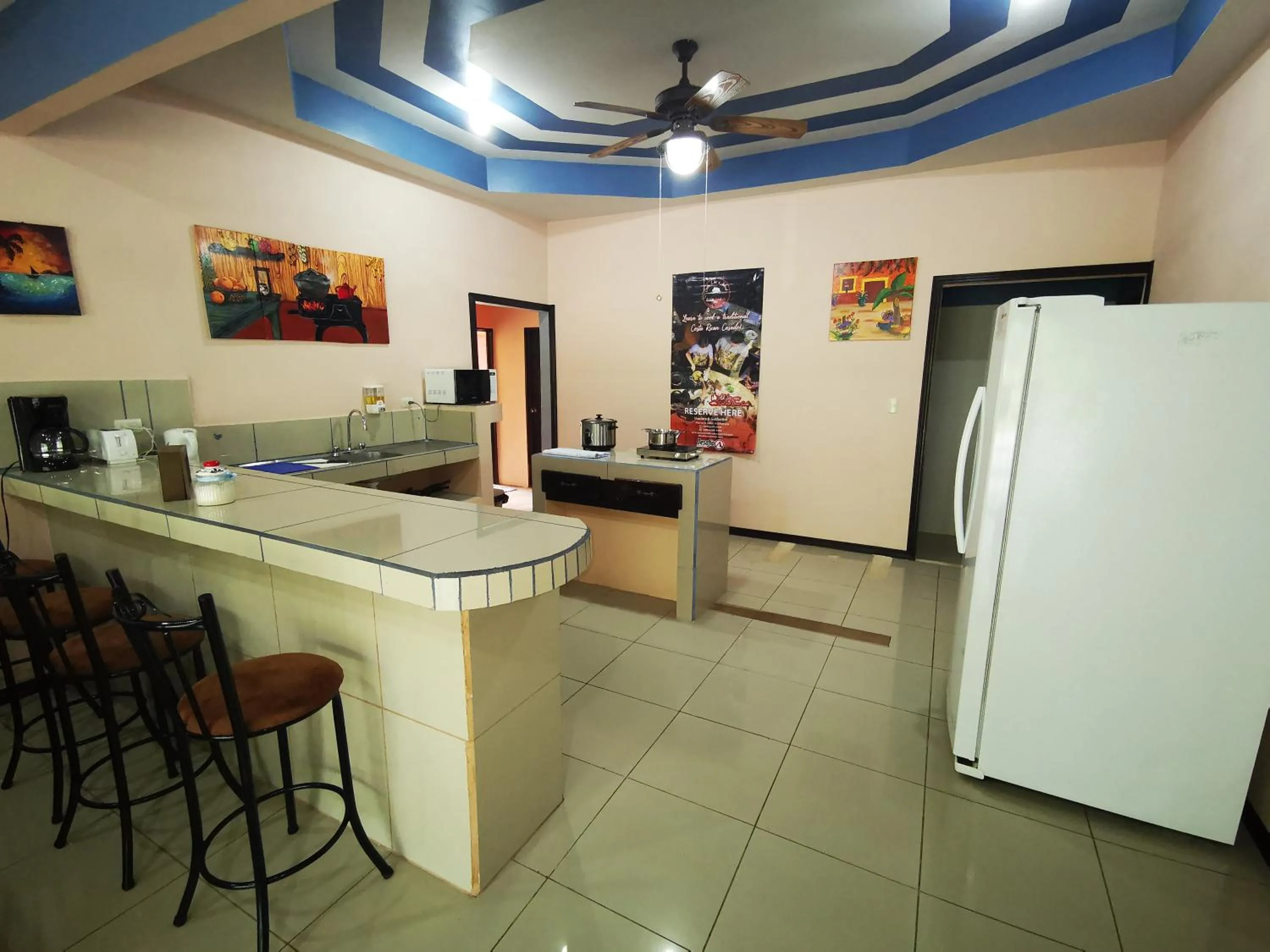 Communal kitchen in Hotel Campestre Arenal