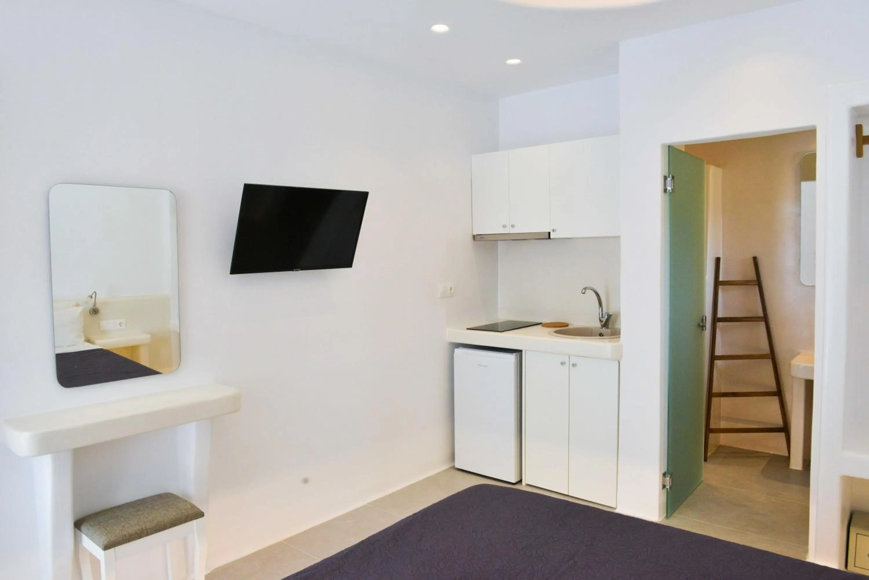 TV and multimedia in Dedalos Studios Naxos