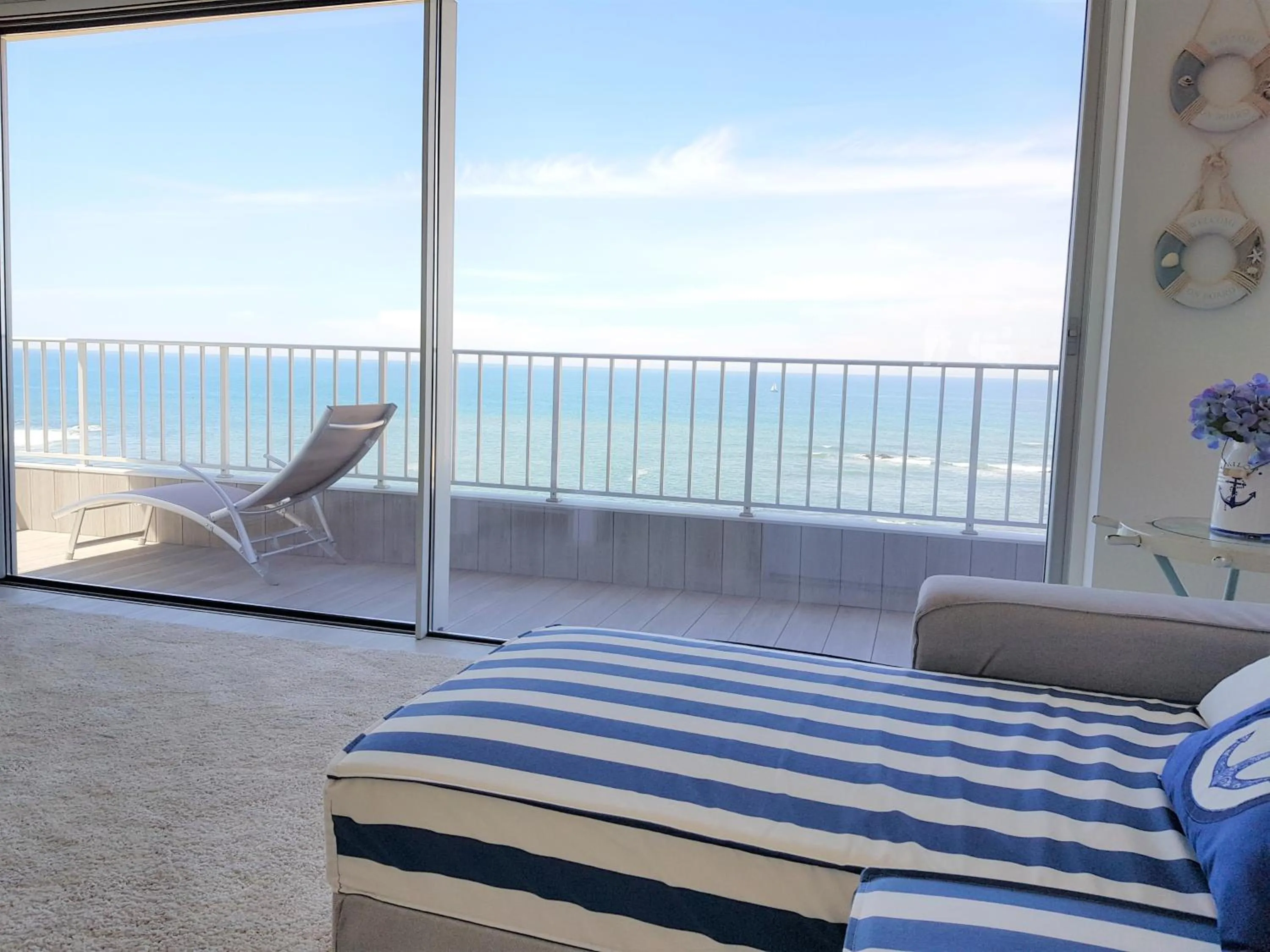 Communal lounge/ TV room, Bed in Blue Sea Apartment
