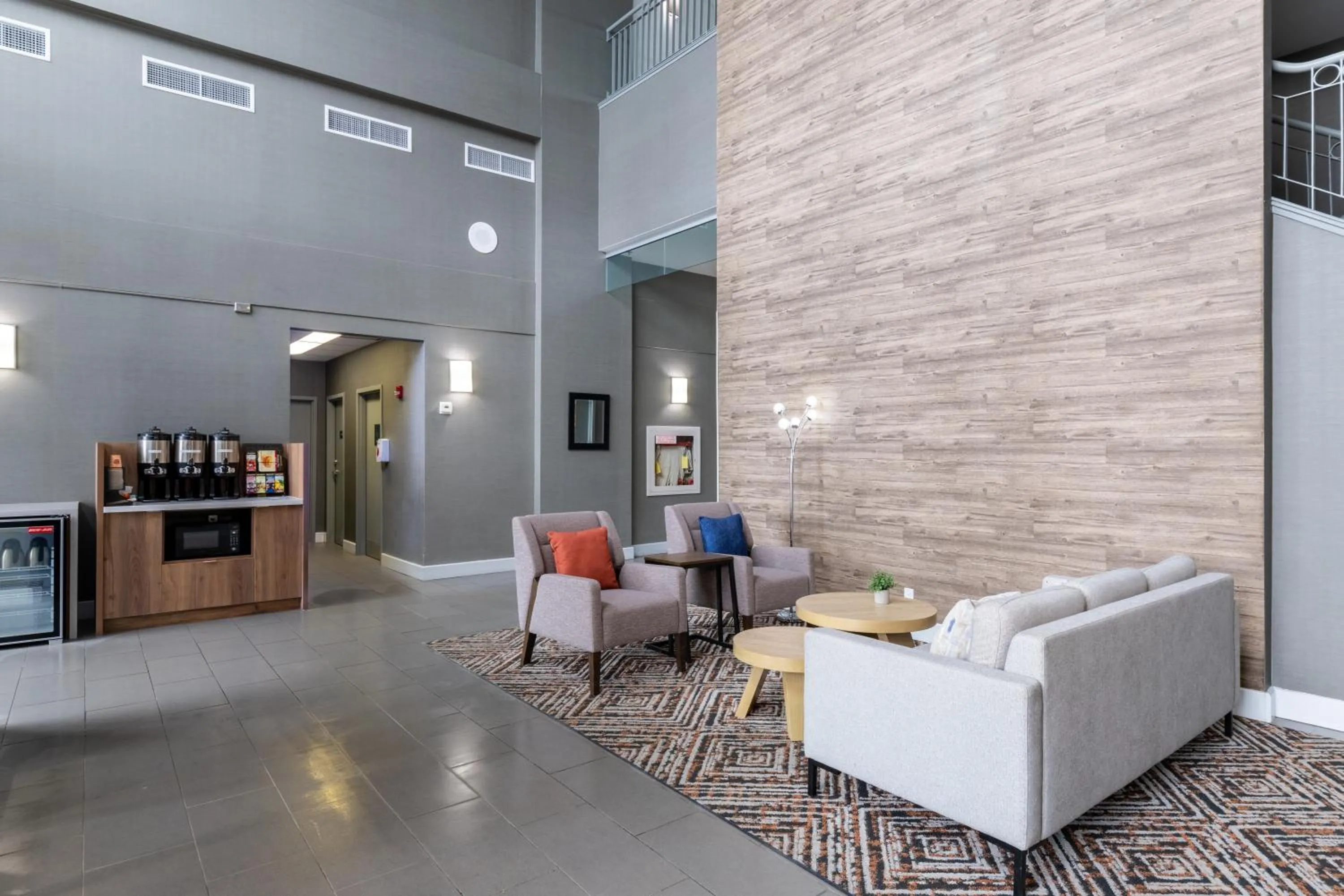 Lobby or reception in Holiday Inn Hotel & Suites London by IHG