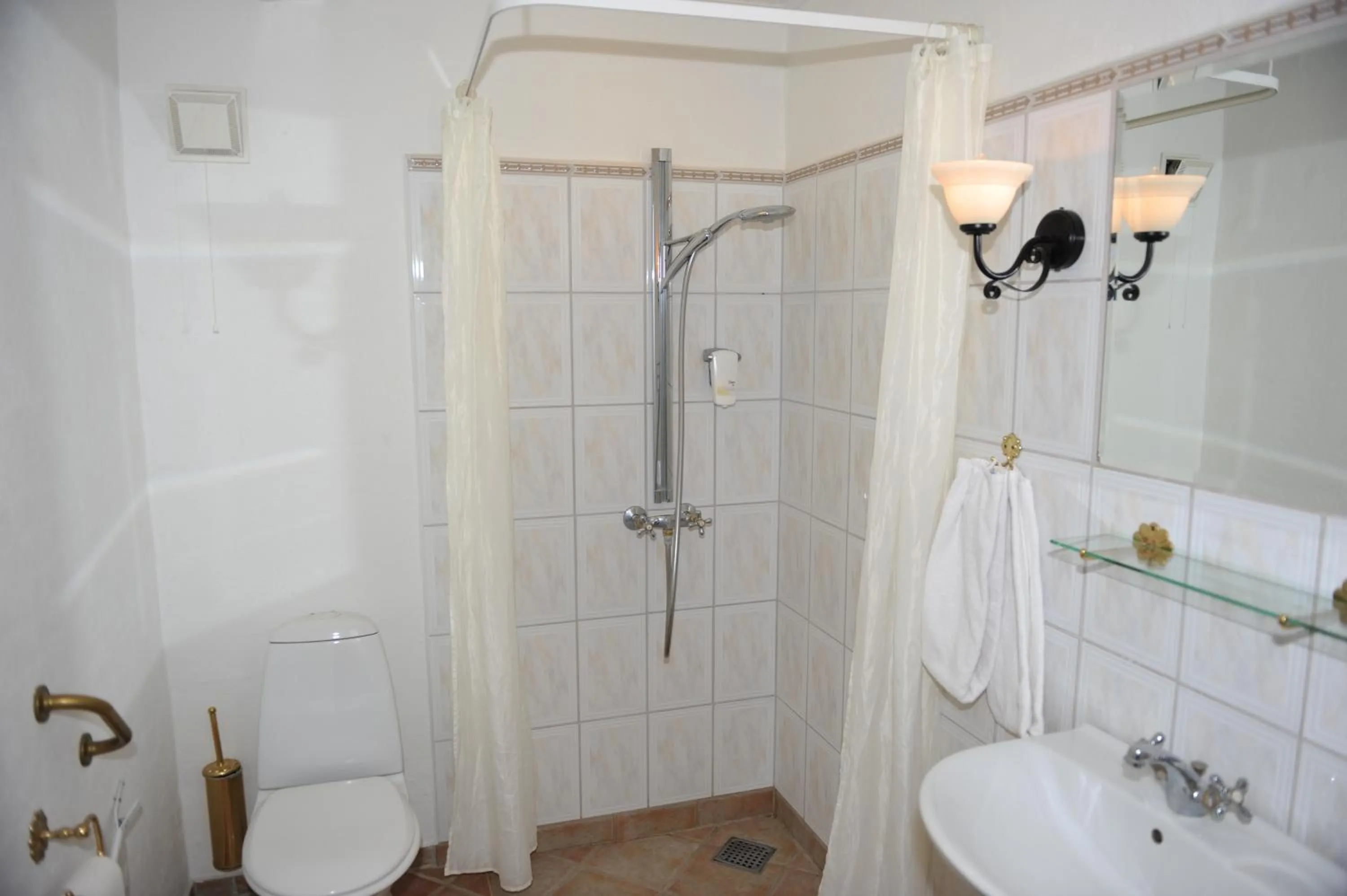 Bathroom in Tyrstrup Kro