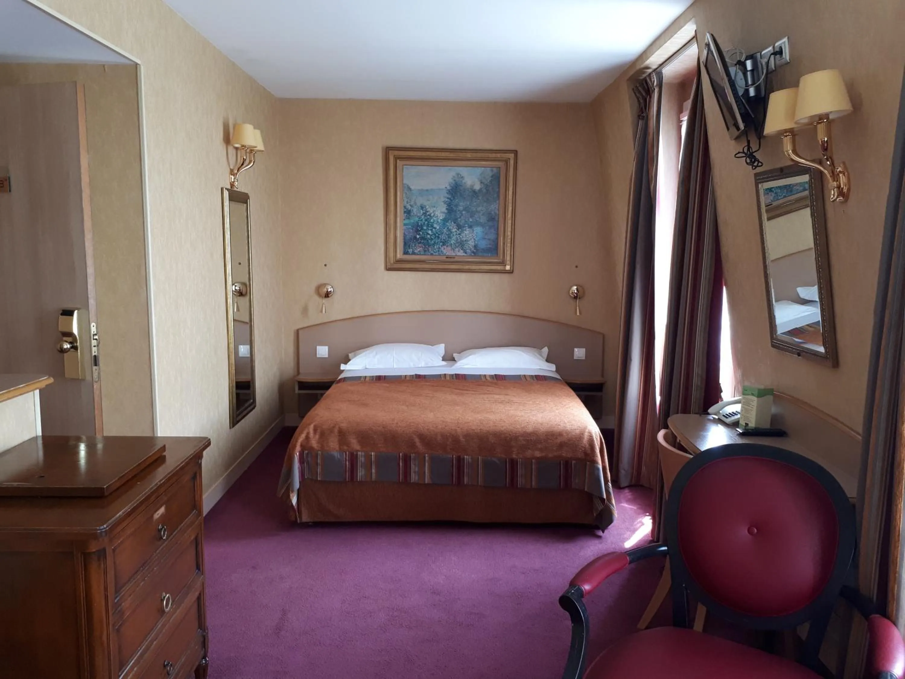 Bed in Hôtel Transcontinental