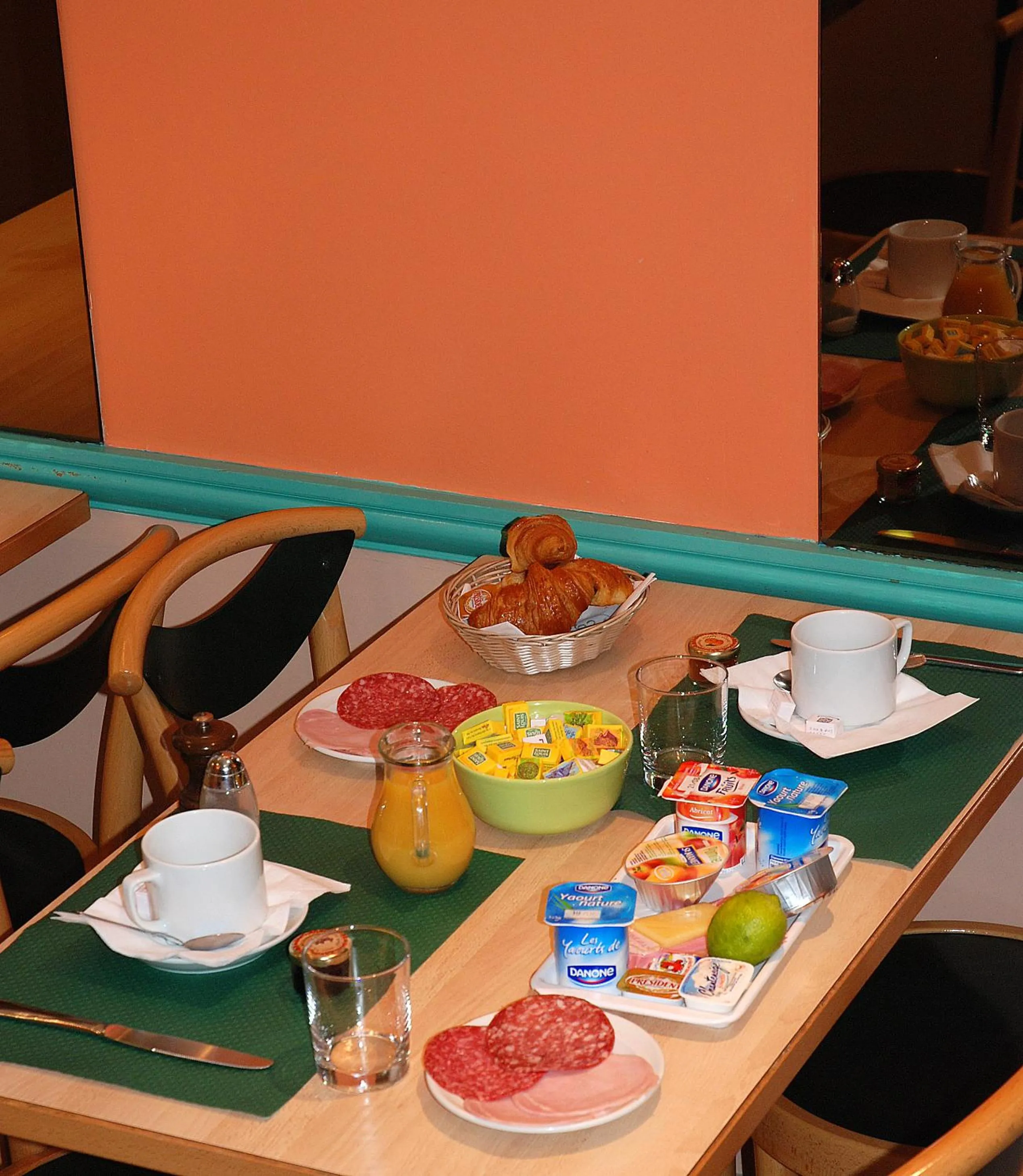 Food and drinks in Hôtel Transcontinental