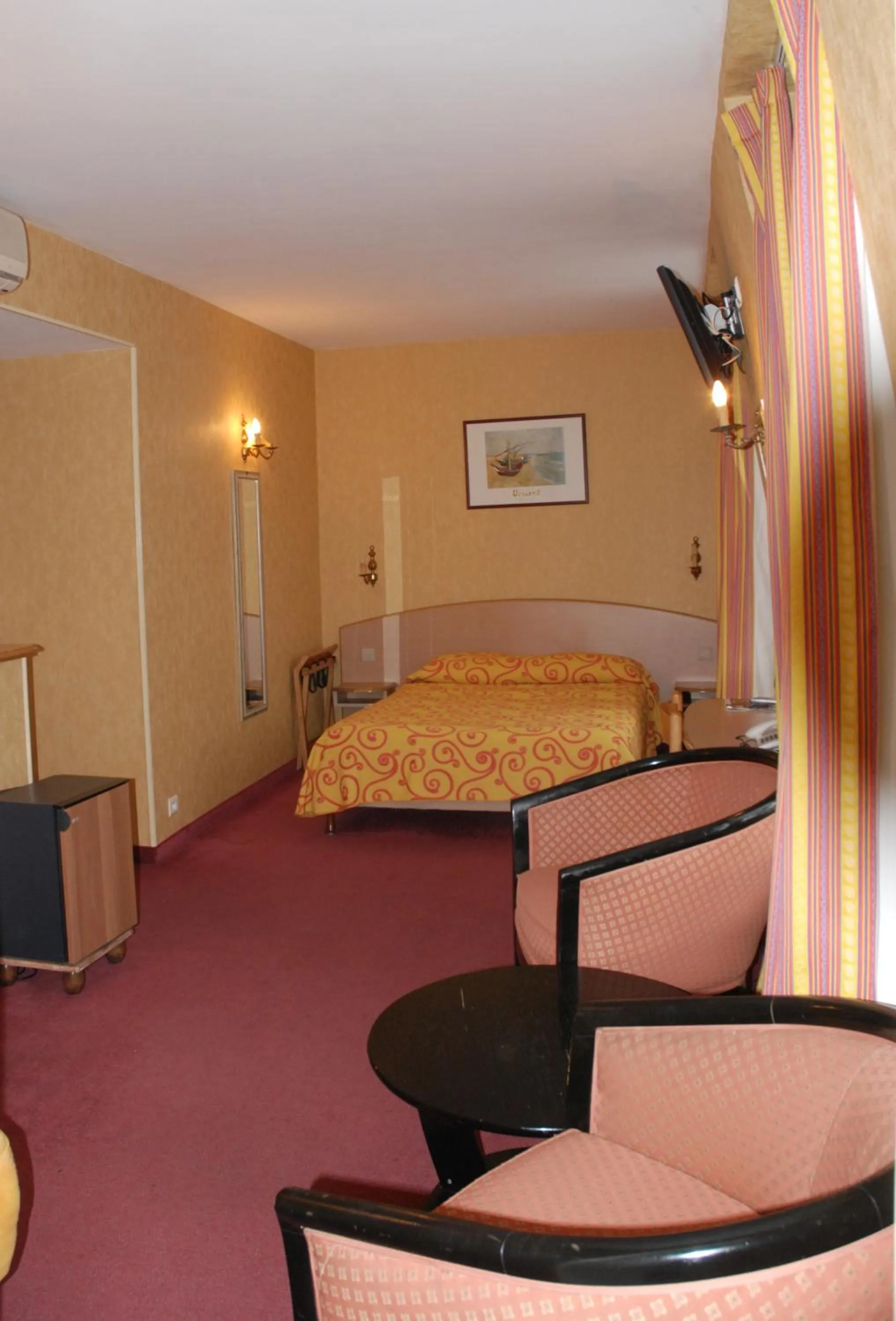 Bedroom, Bed in Hôtel Transcontinental