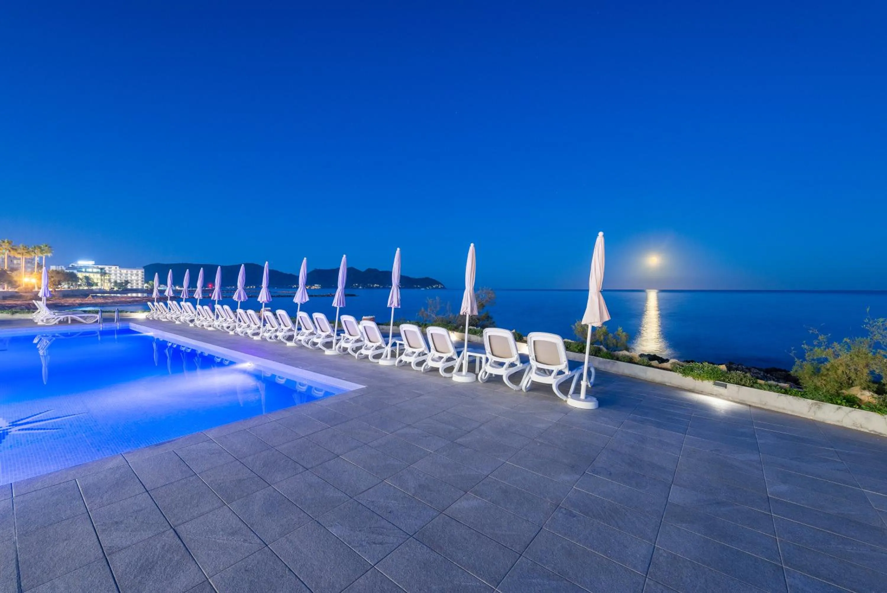 Swimming pool in Hotel Atolon