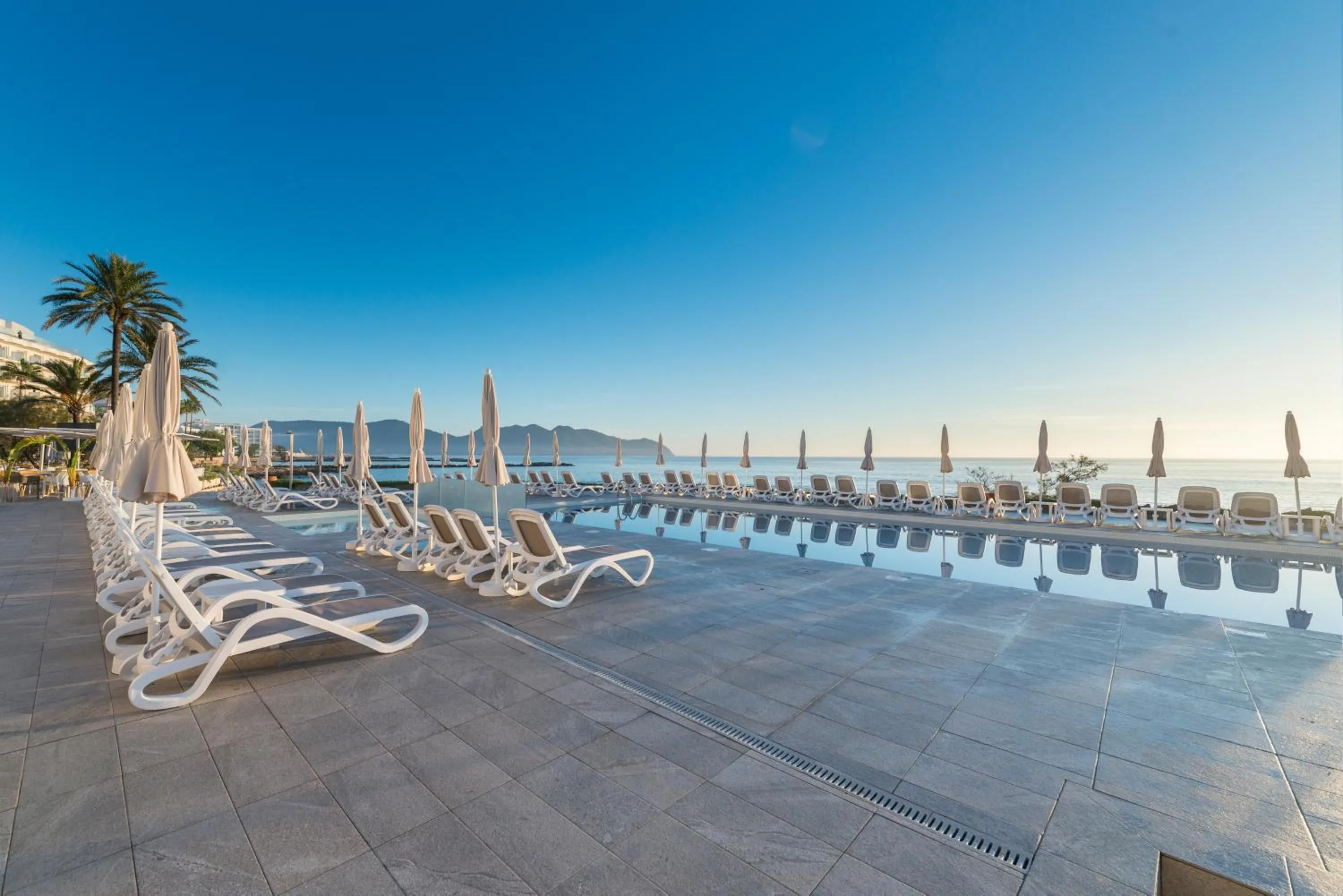 Swimming pool in Hotel Atolon