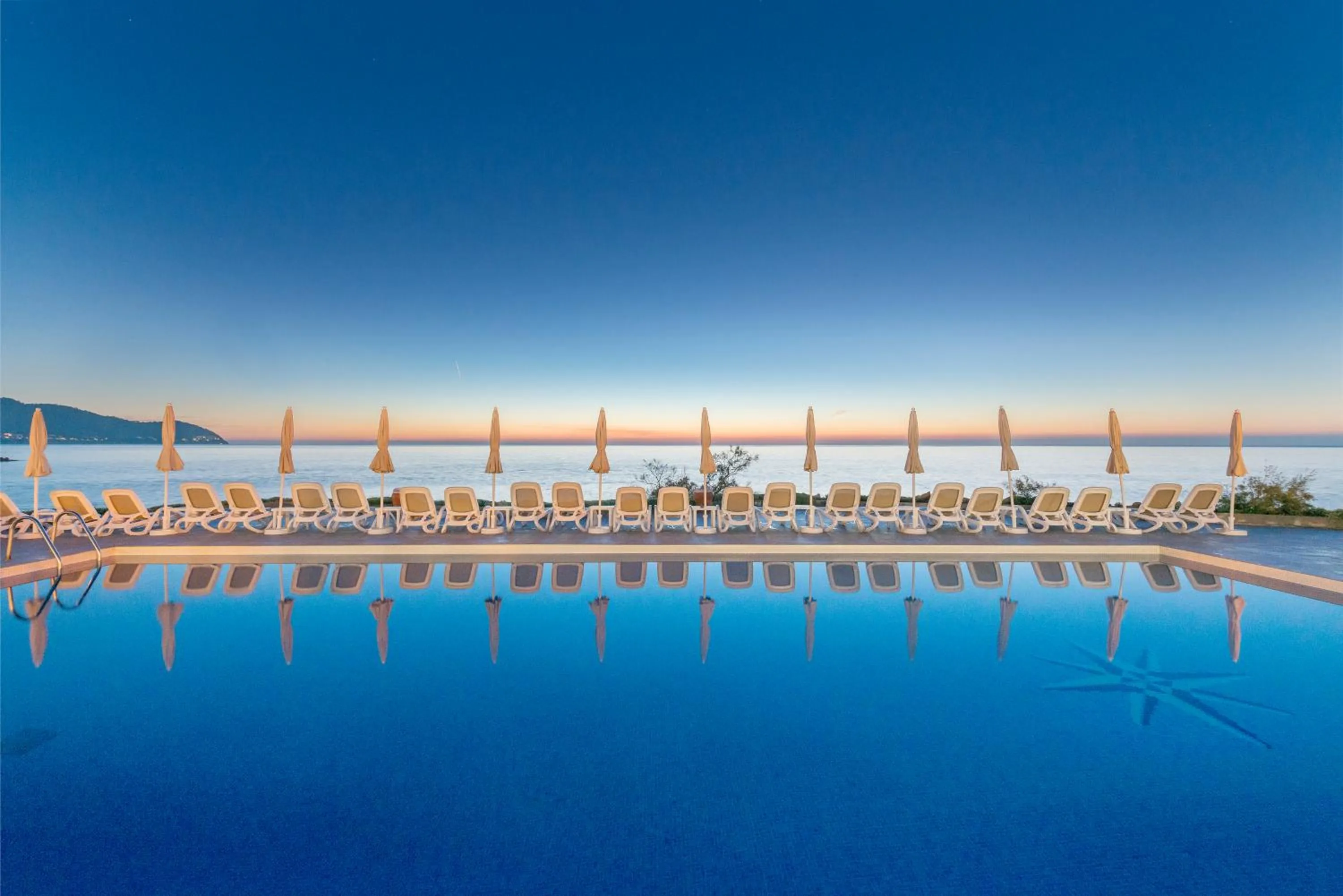 Swimming pool in Hotel Atolon