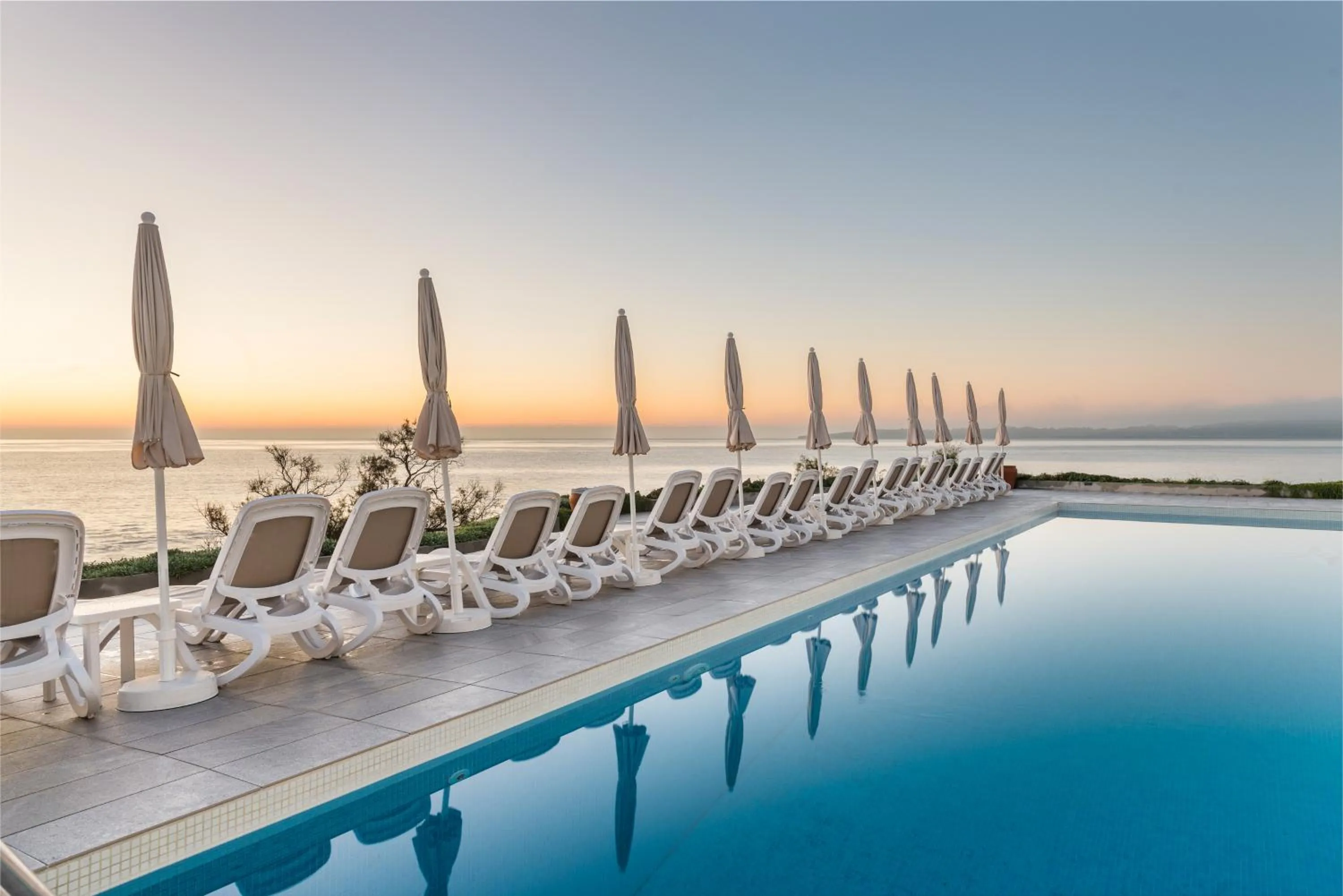 Swimming pool in Hotel Atolon