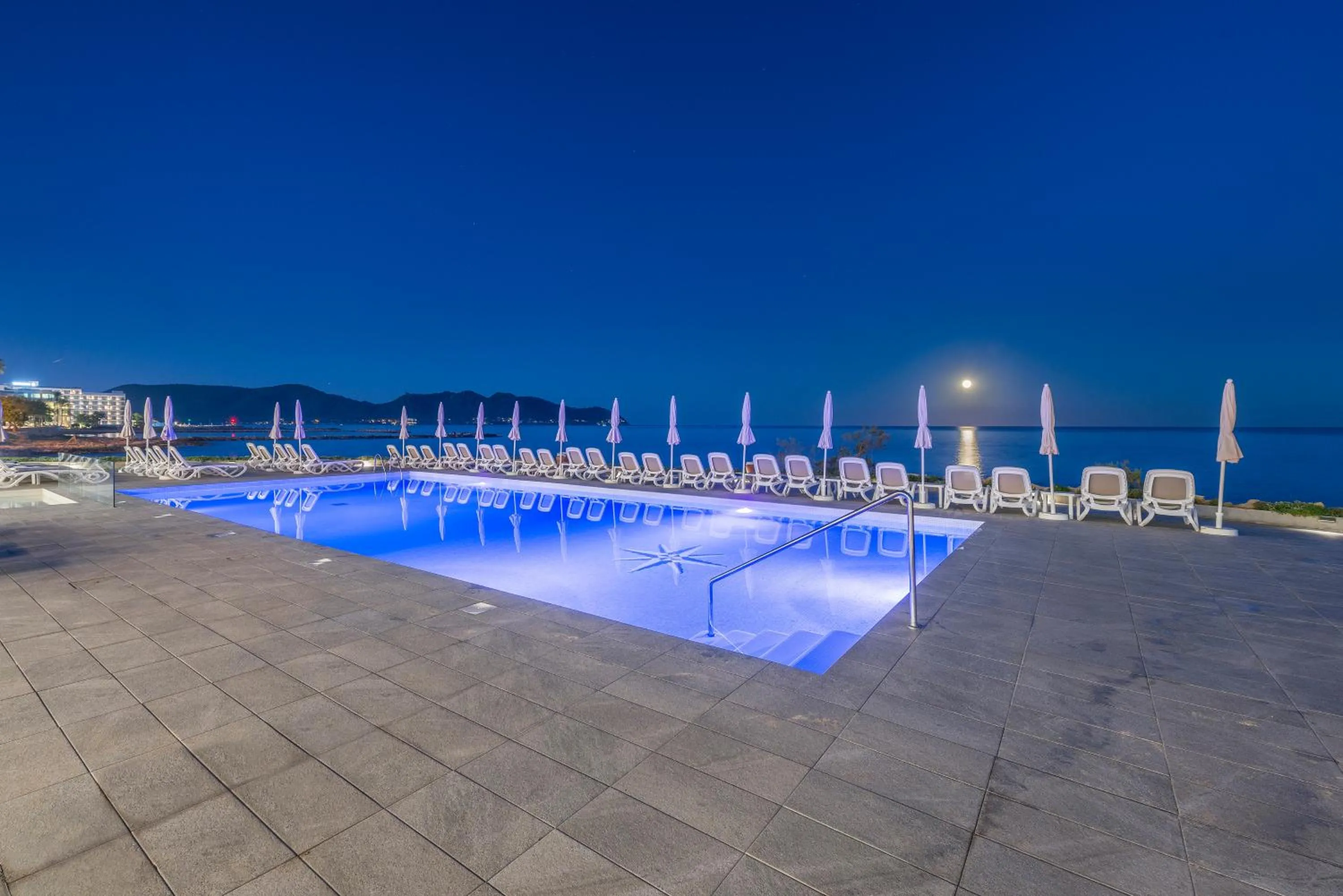 Swimming pool in Hotel Atolon