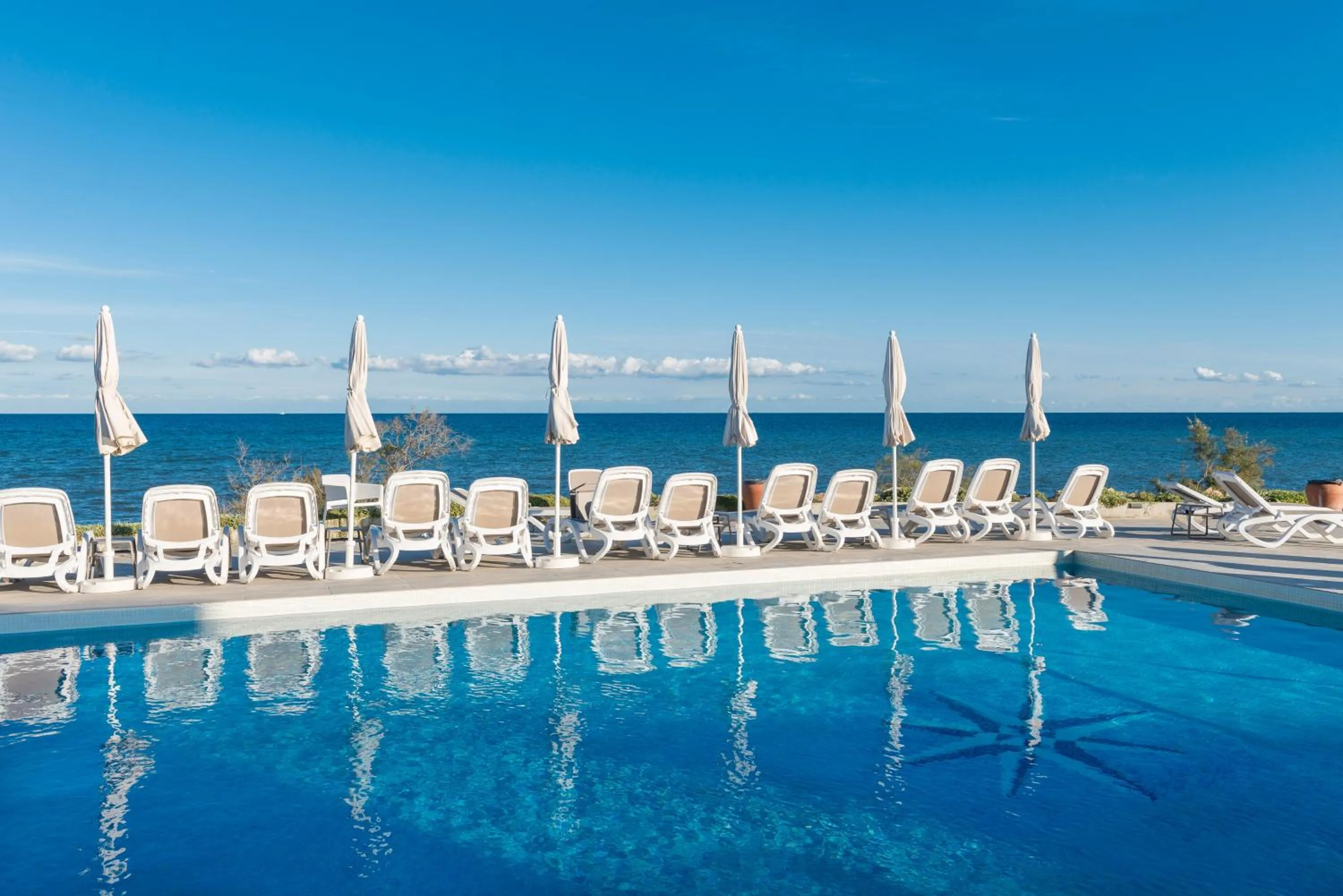 Swimming pool in Hotel Atolon