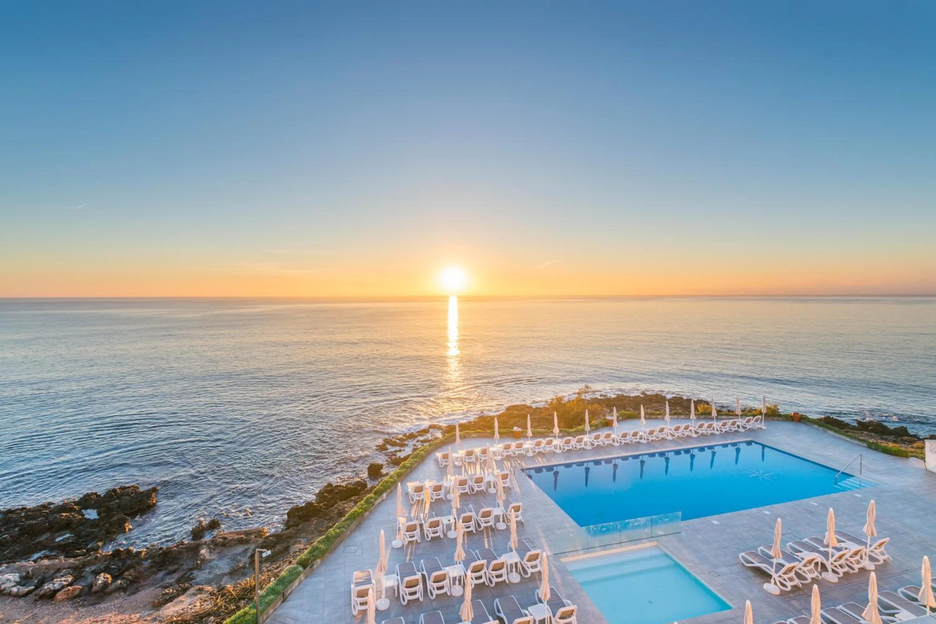Pool view in Hotel Atolon