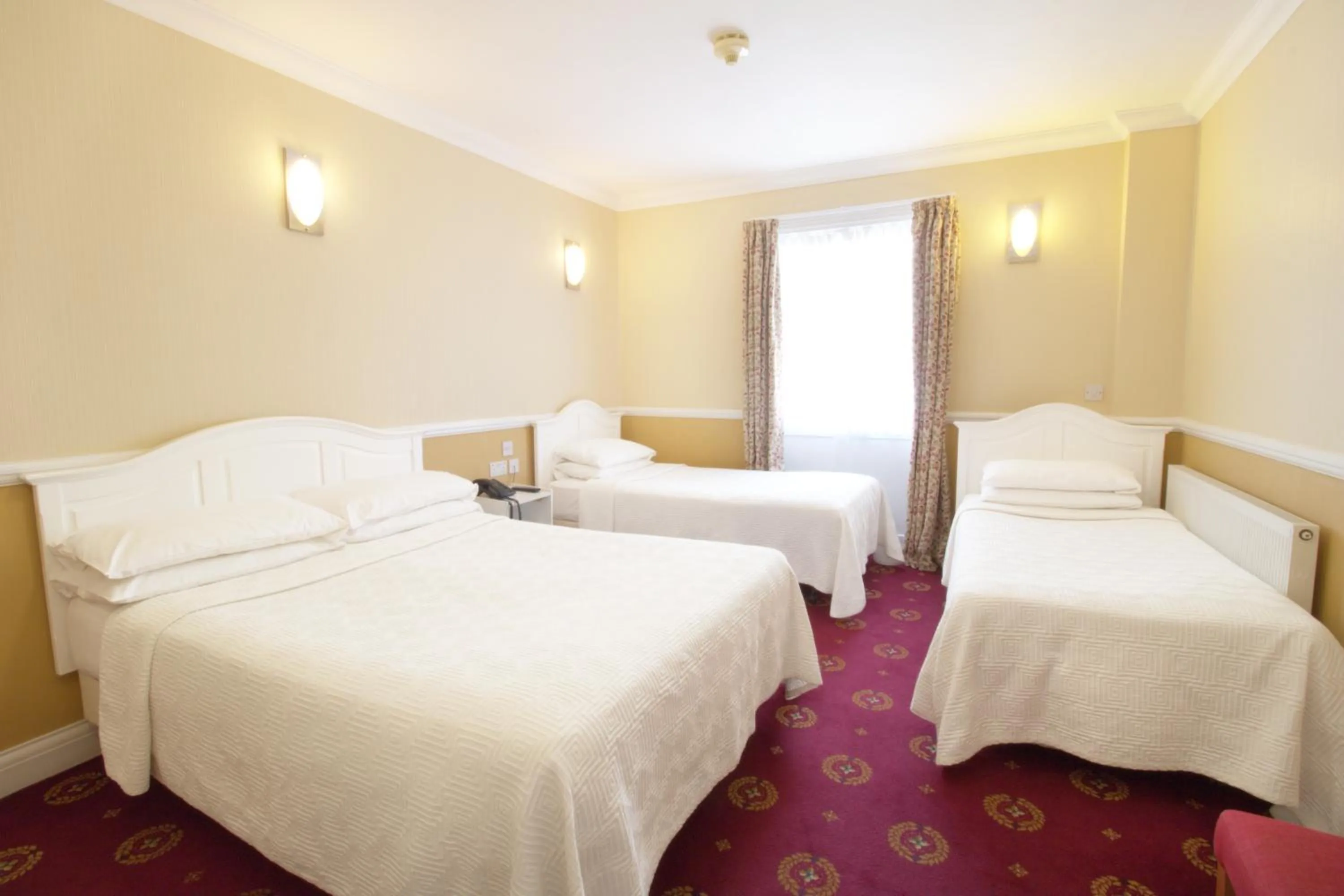 Photo of the whole room, Bed in Balmoral House Hotel