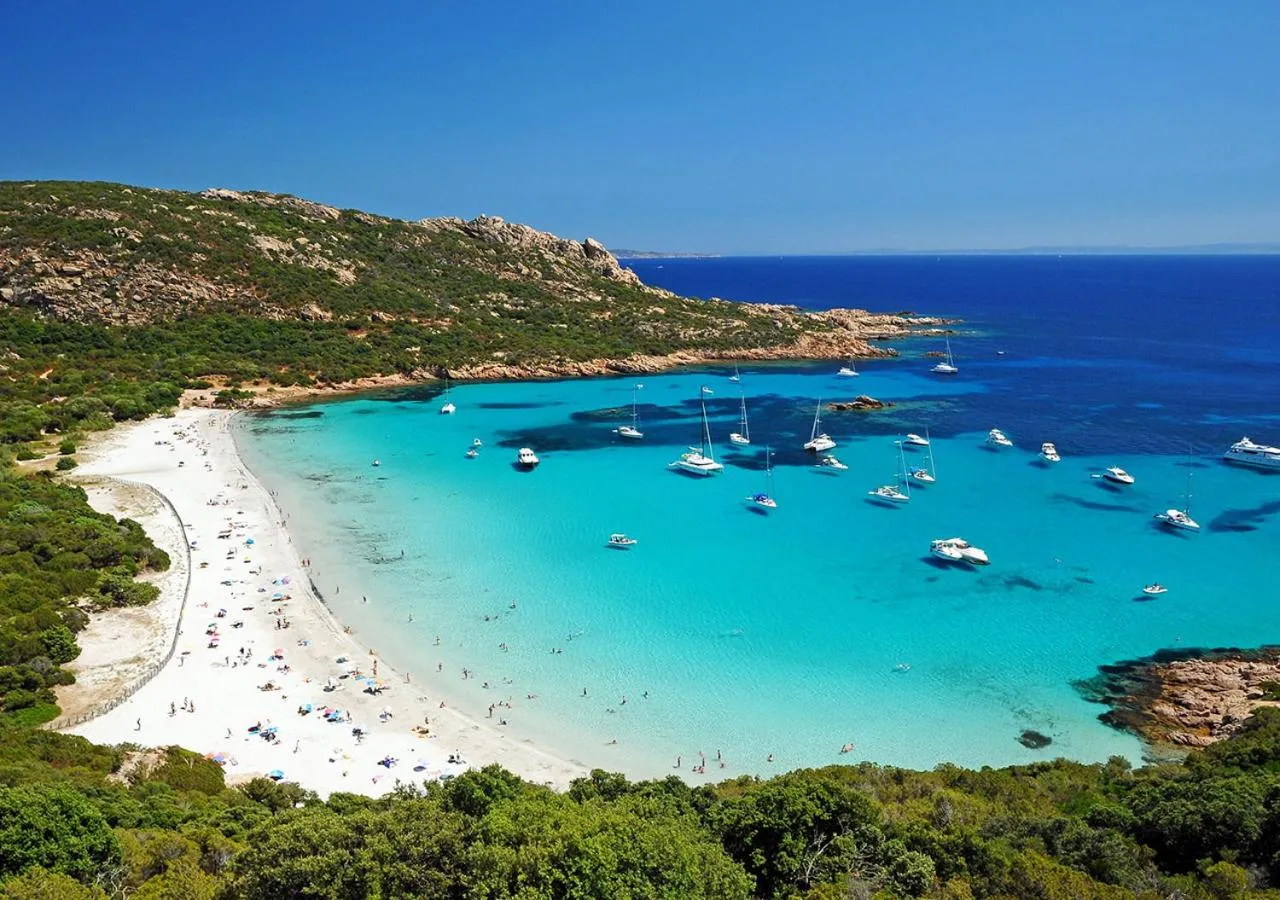 Nearby landmark in Hôtel du Golfe